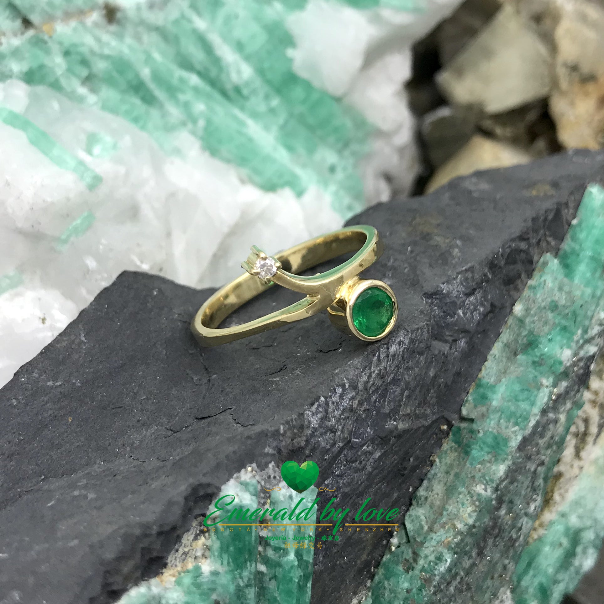 Exclusive Colombian Emerald Ring in 18K yellow gold