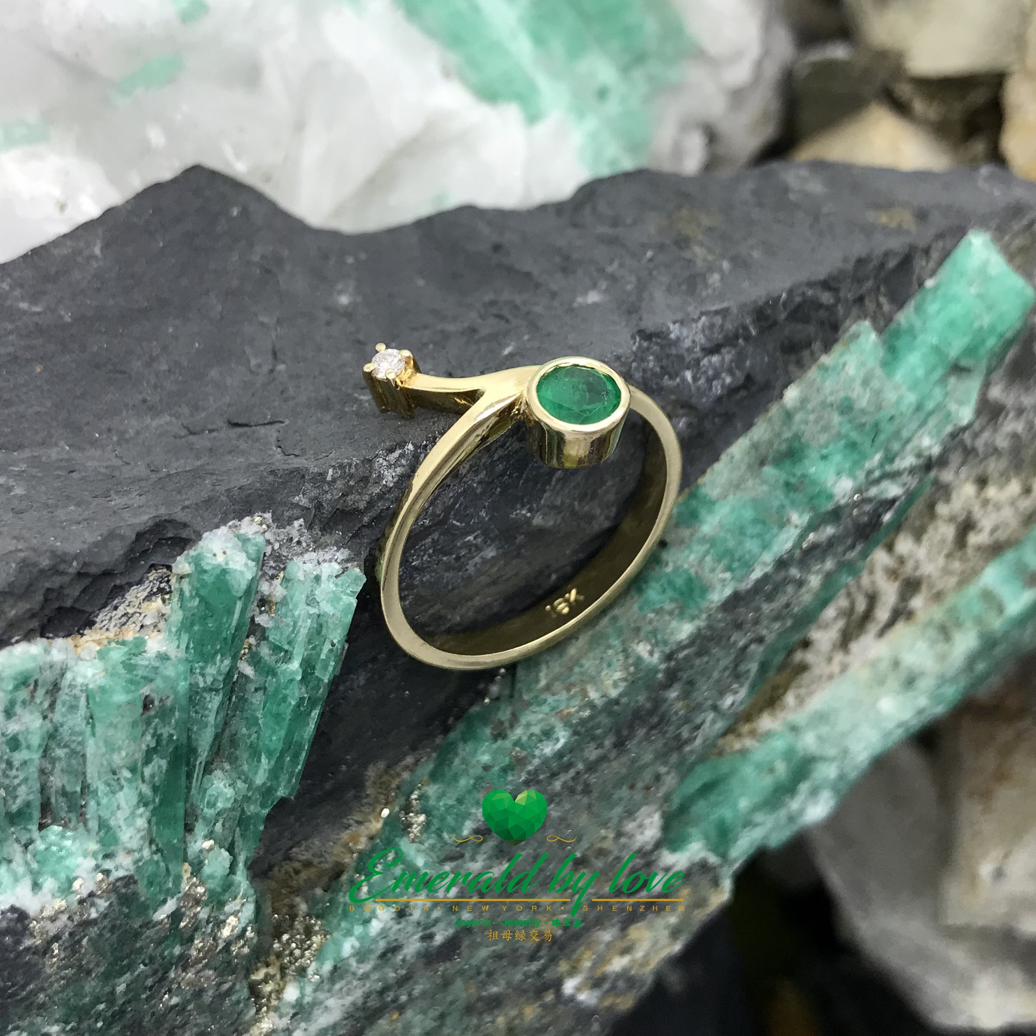 Exclusive Colombian Emerald Ring in 18K yellow gold
