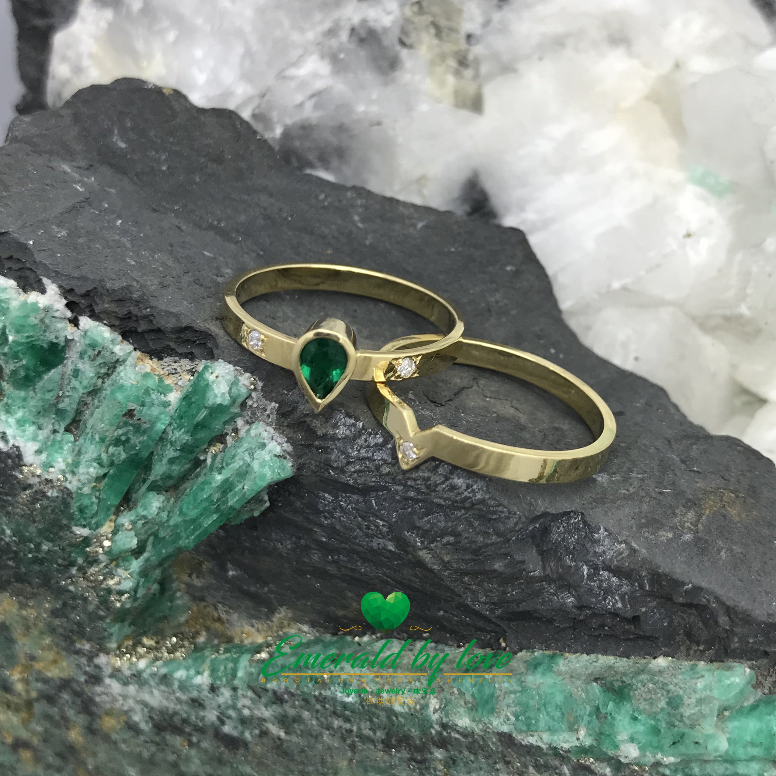 Pear-shaped Colombian emerald in 18k yellow gold ring double band
