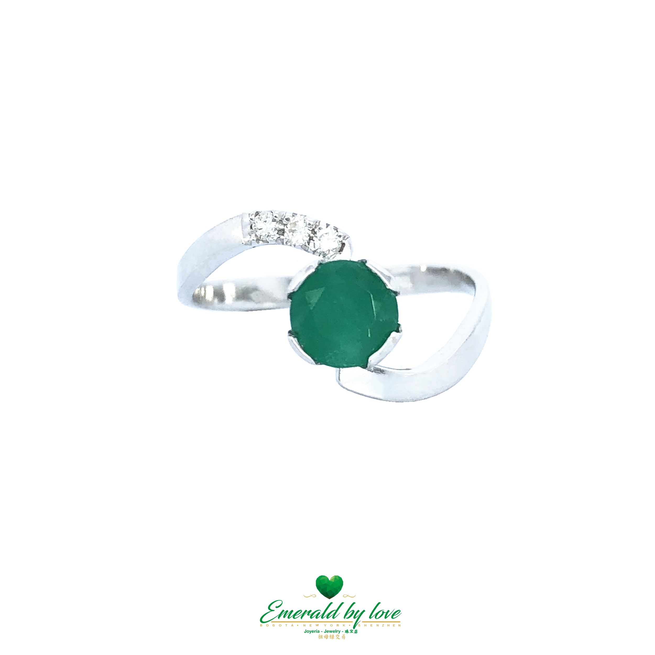 Beautiful Ring in 18K white Gold ring with Colombian Emerald and Diamonds.