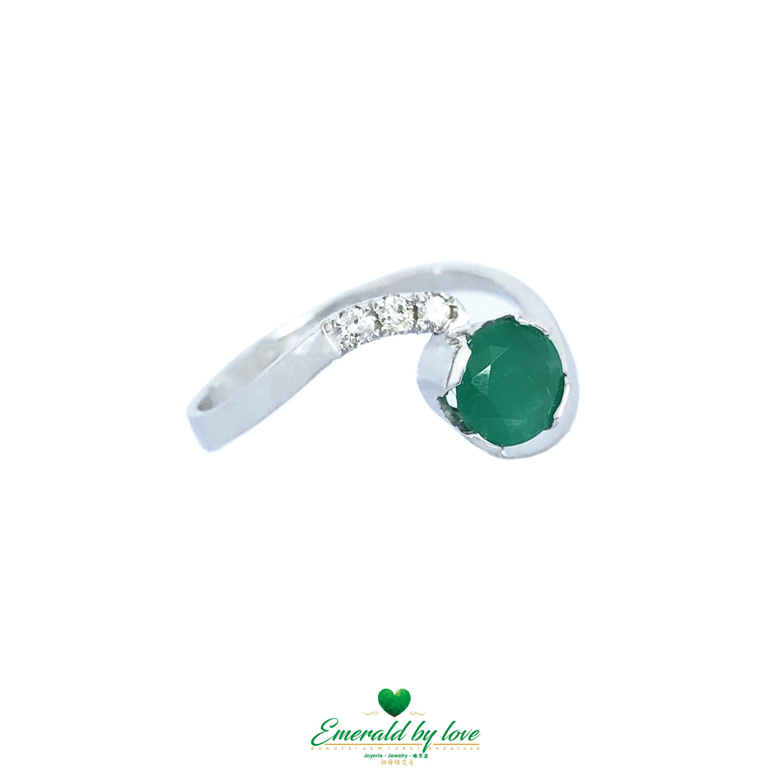 Beautiful Ring in 18K white Gold ring with Colombian Emerald and Diamonds.