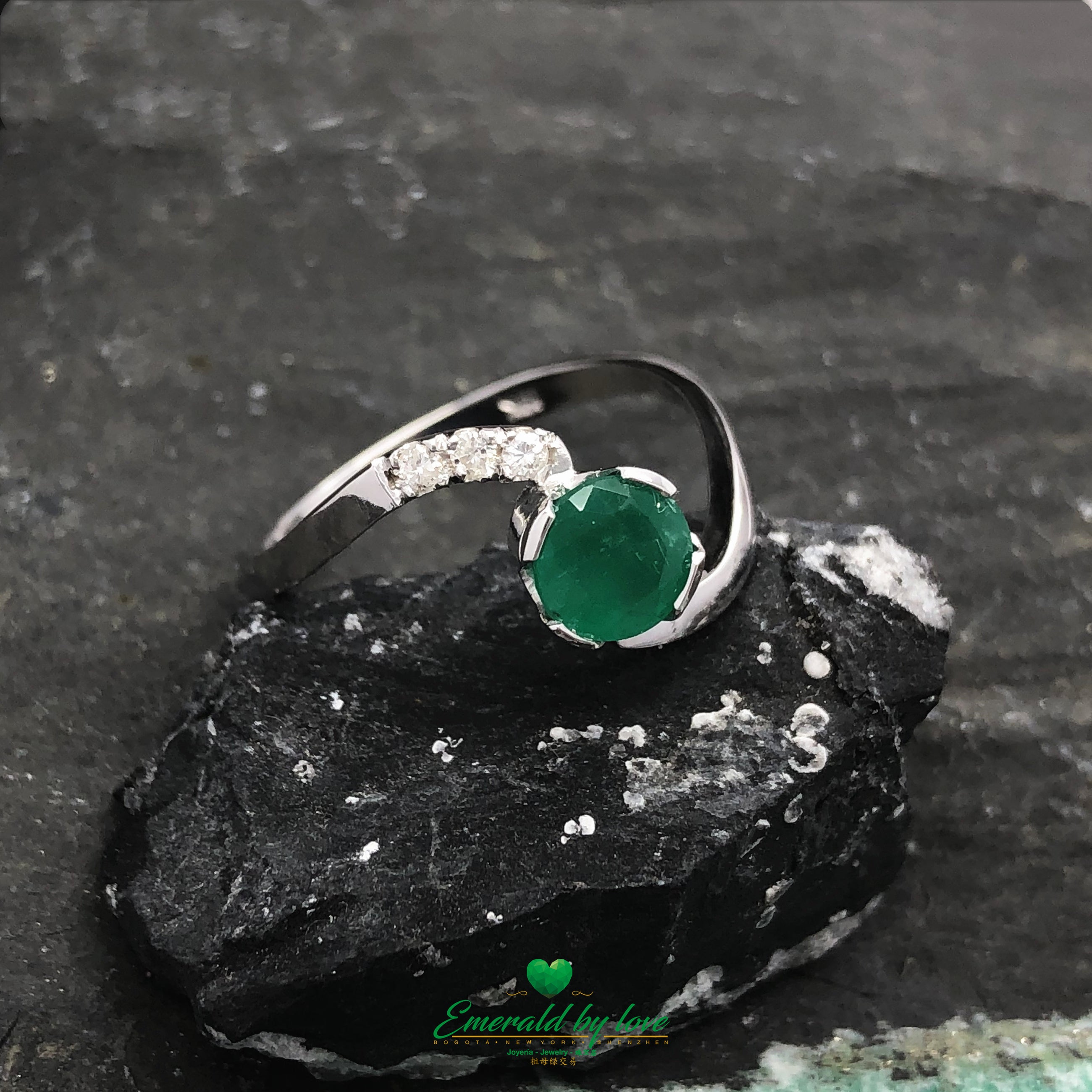 Beautiful Ring in 18K white Gold ring with Colombian Emerald and Diamonds.