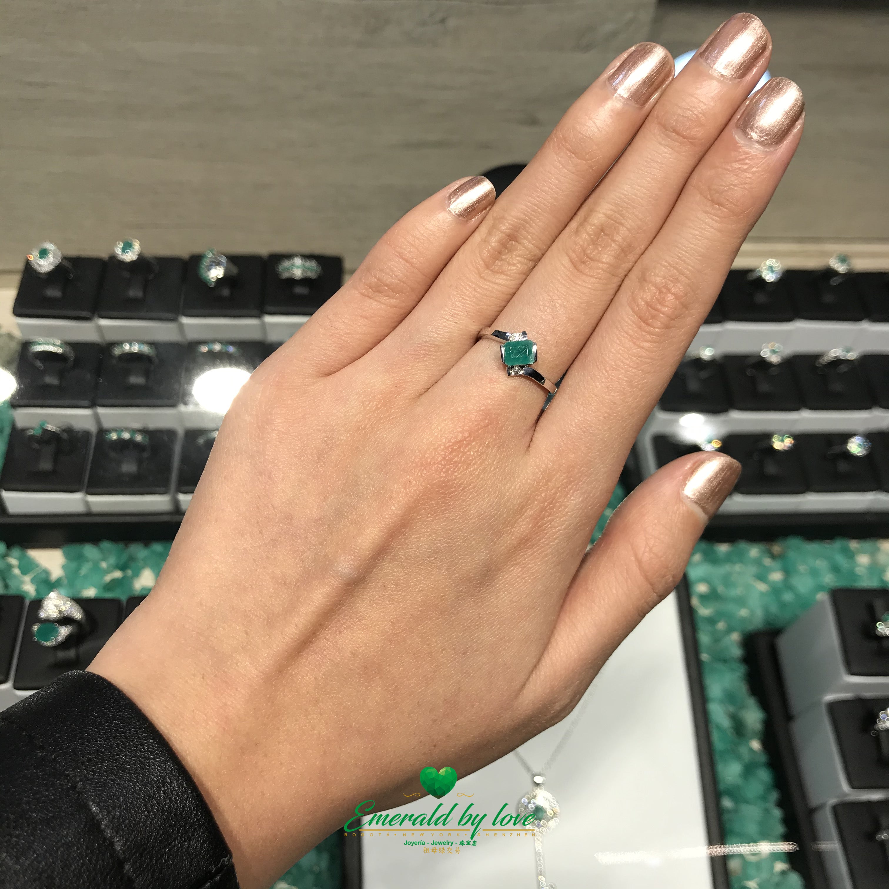 18k White Gold Ring With White Diamonds And Real Colombian Emerald