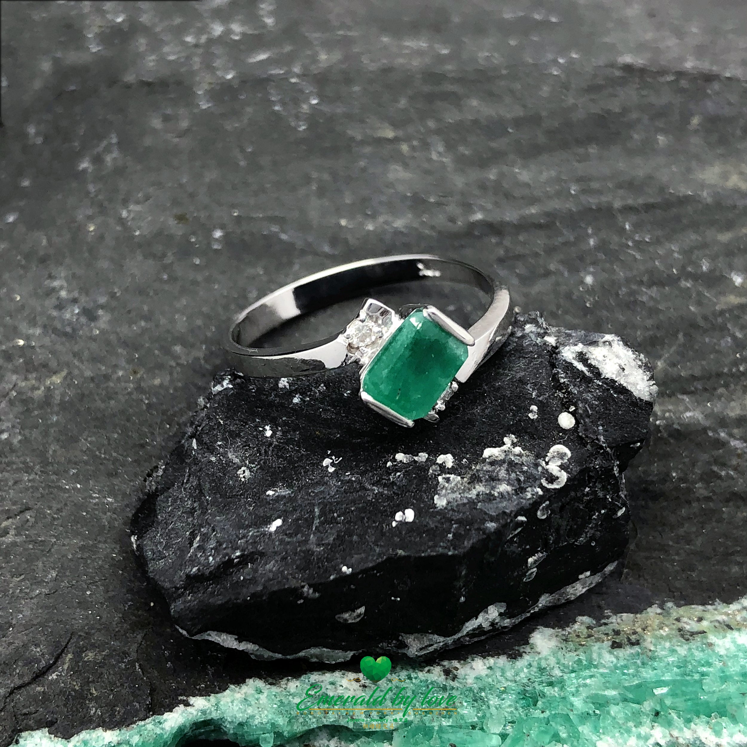 18k White Gold Ring With White Diamonds And Real Colombian Emerald