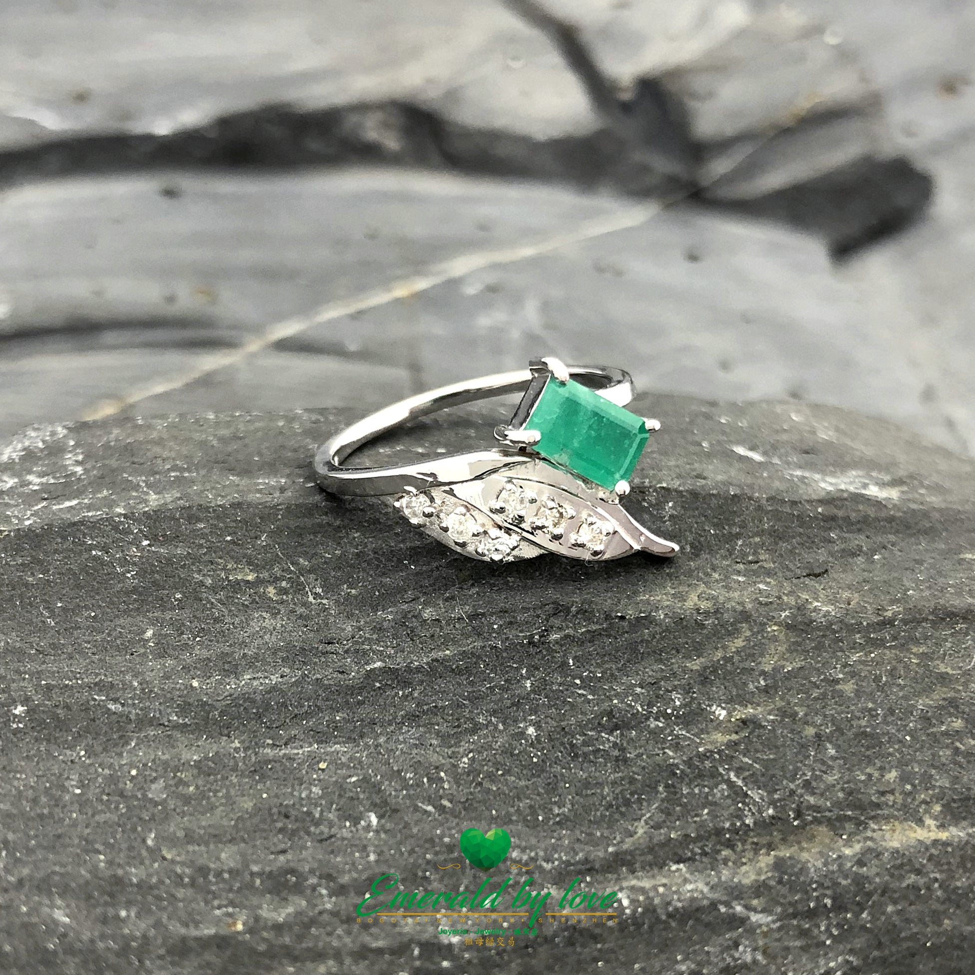 Feather Square-shaped Colombian emerald in 18 karats white gold