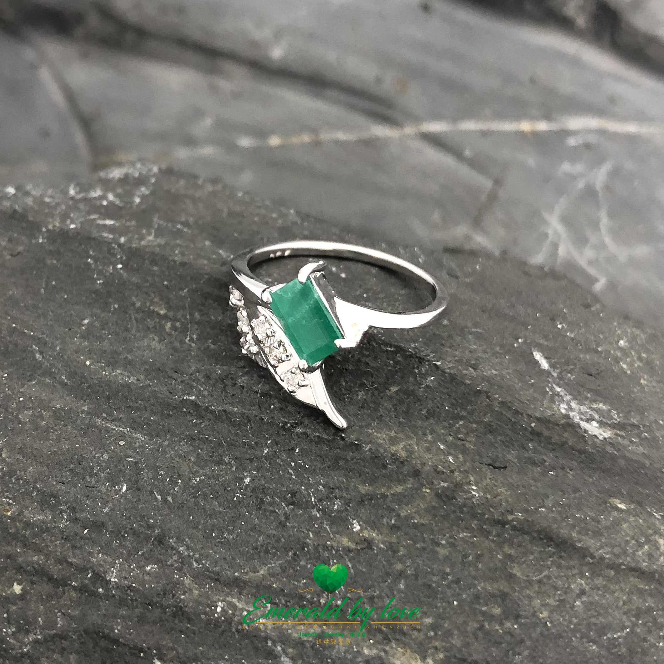 Feather Square-shaped Colombian emerald in 18 karats white gold