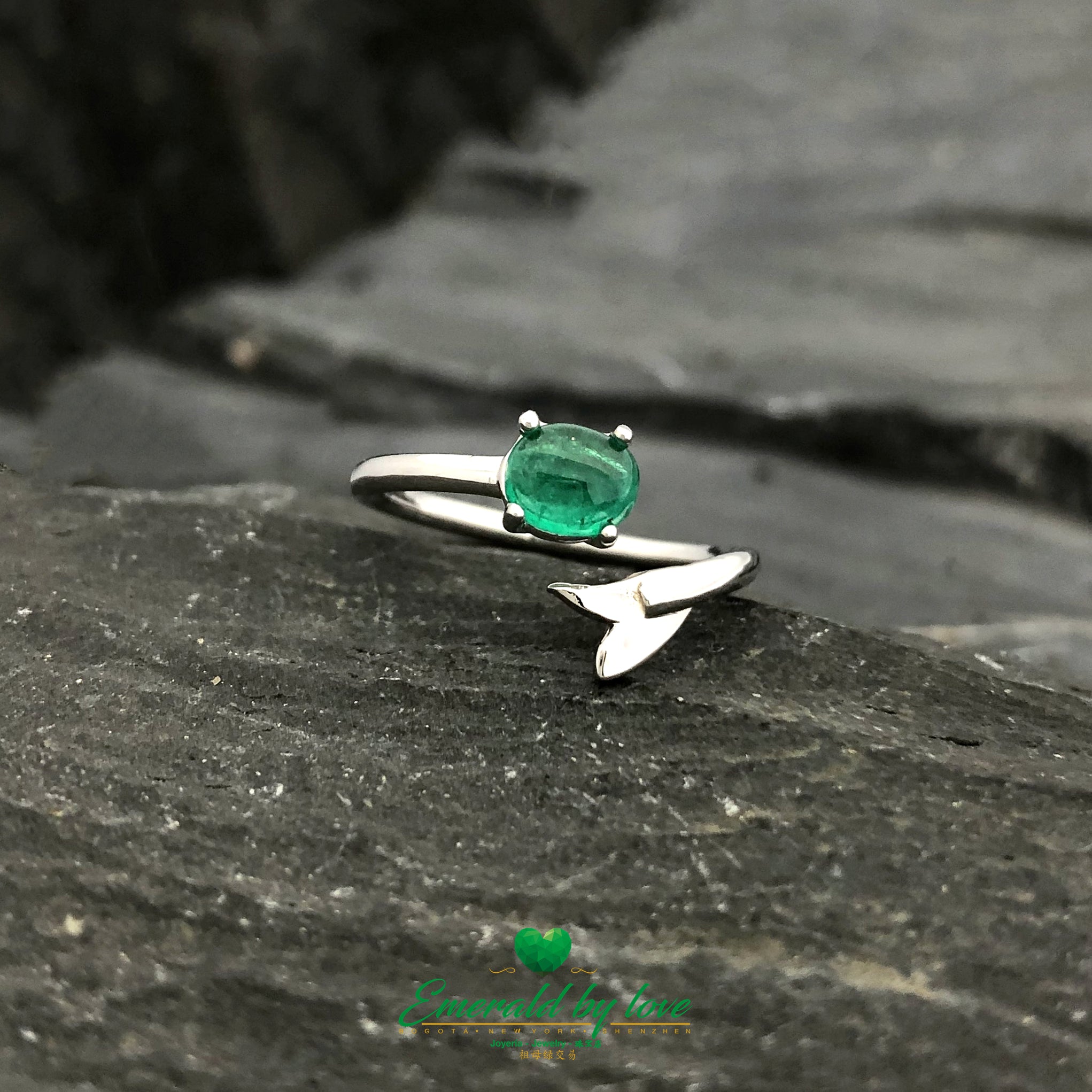 Mermaid Round-Shaped Colombian Emerald in 18k White Gold