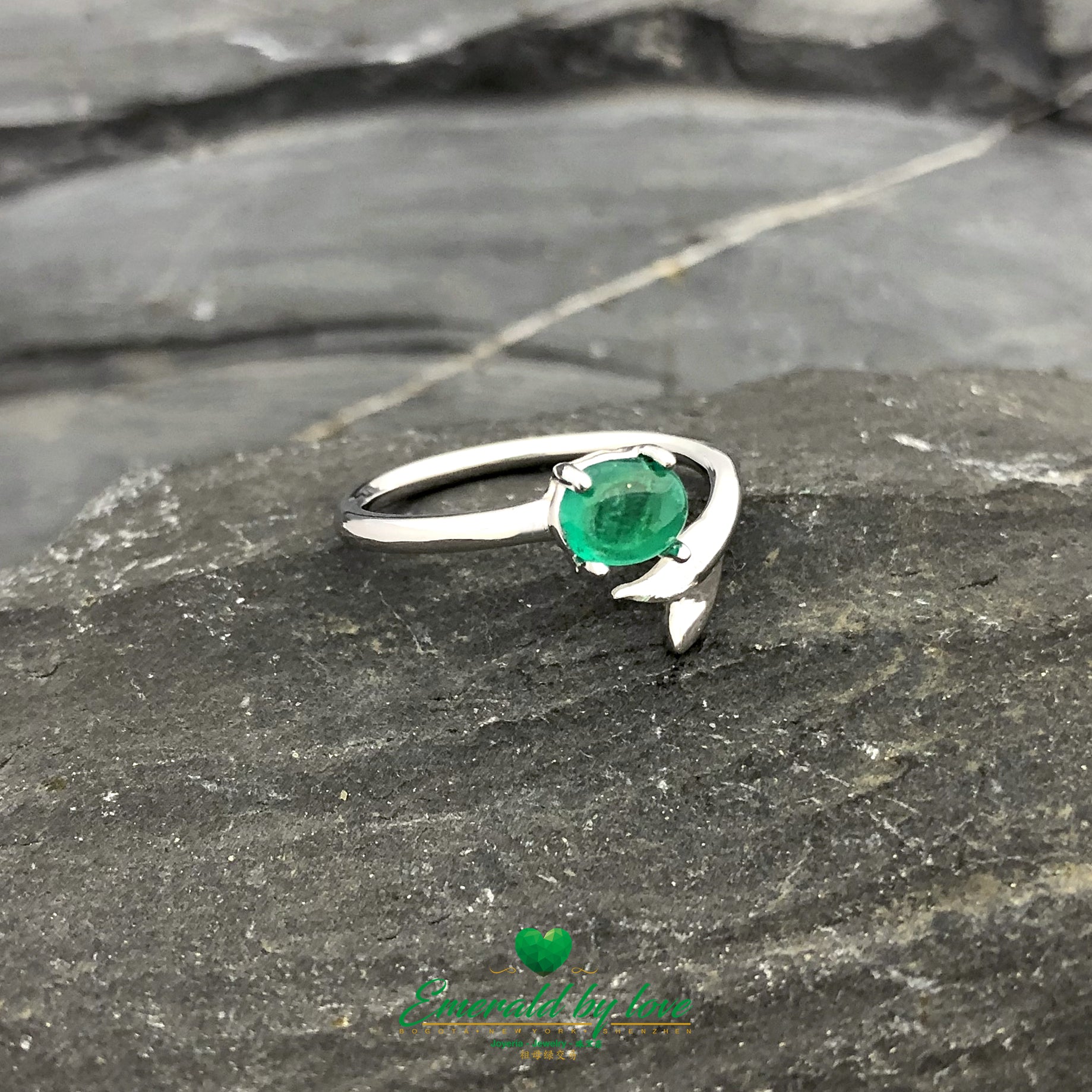 Mermaid Round-Shaped Colombian Emerald in 18k White Gold