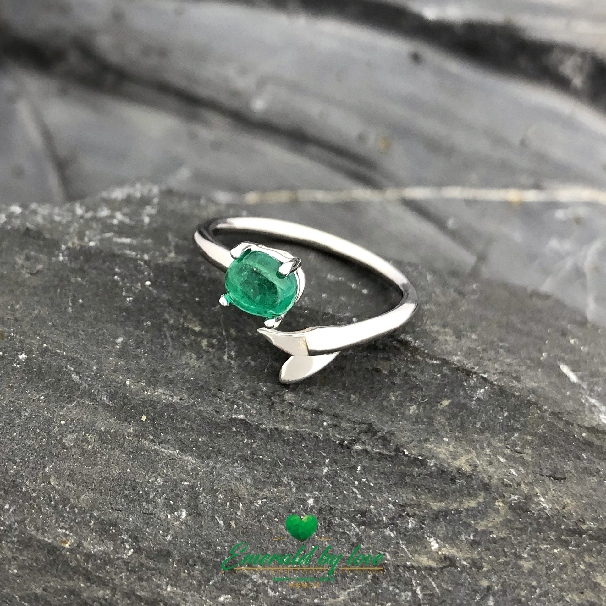 Mermaid Round-Shaped Colombian Emerald in 18k White Gold