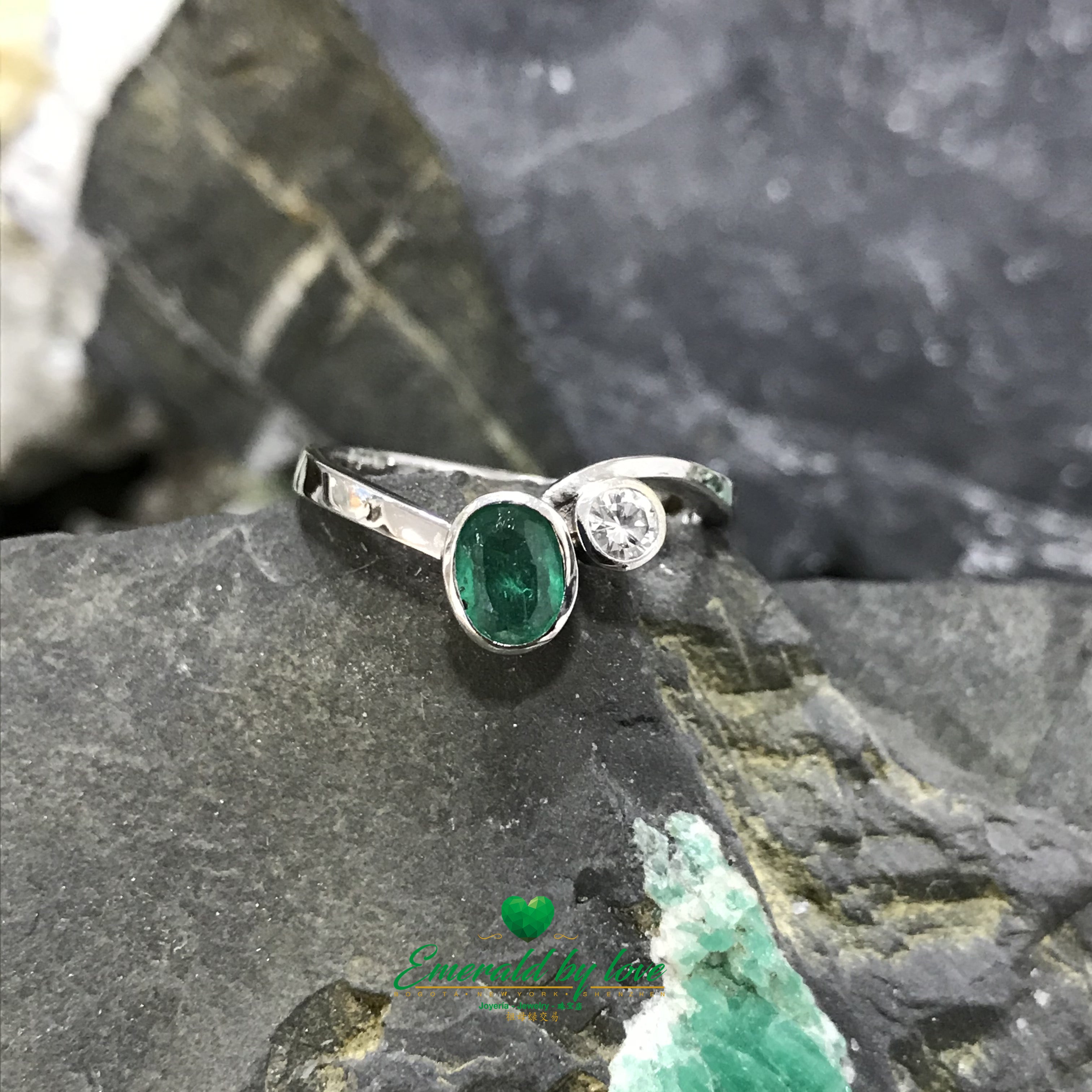 Delicate White Gold Ring with Colombian Oval Emerald and Diamond