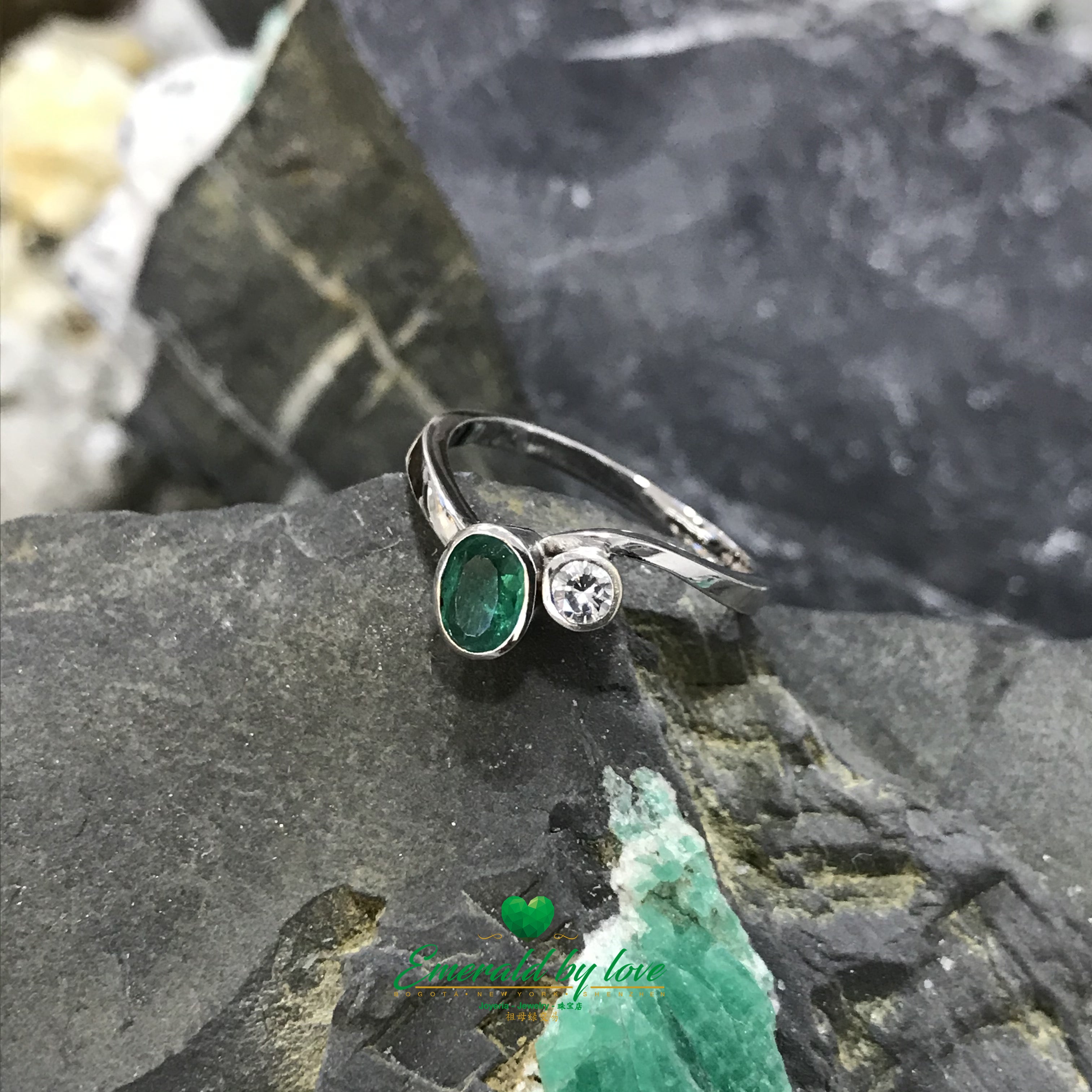 Delicate White Gold Ring with Colombian Oval Emerald and Diamond
