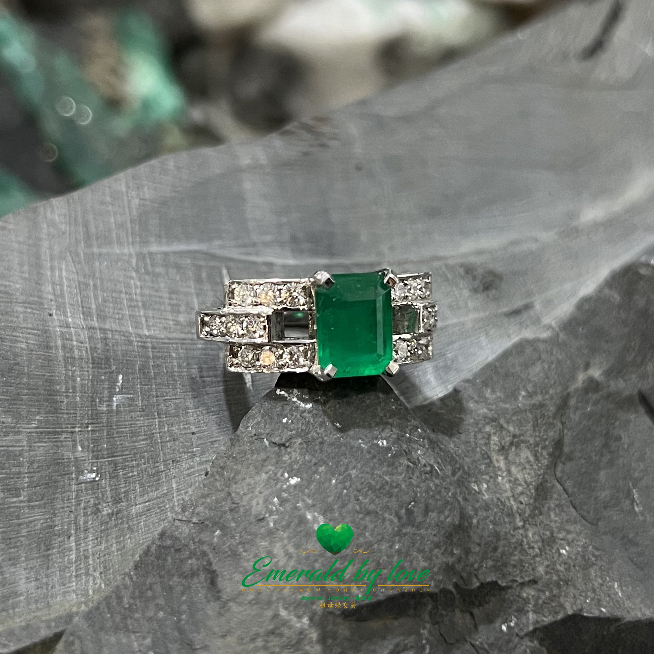 Exclusive Art Deco Colombian Emerald in White Gold
