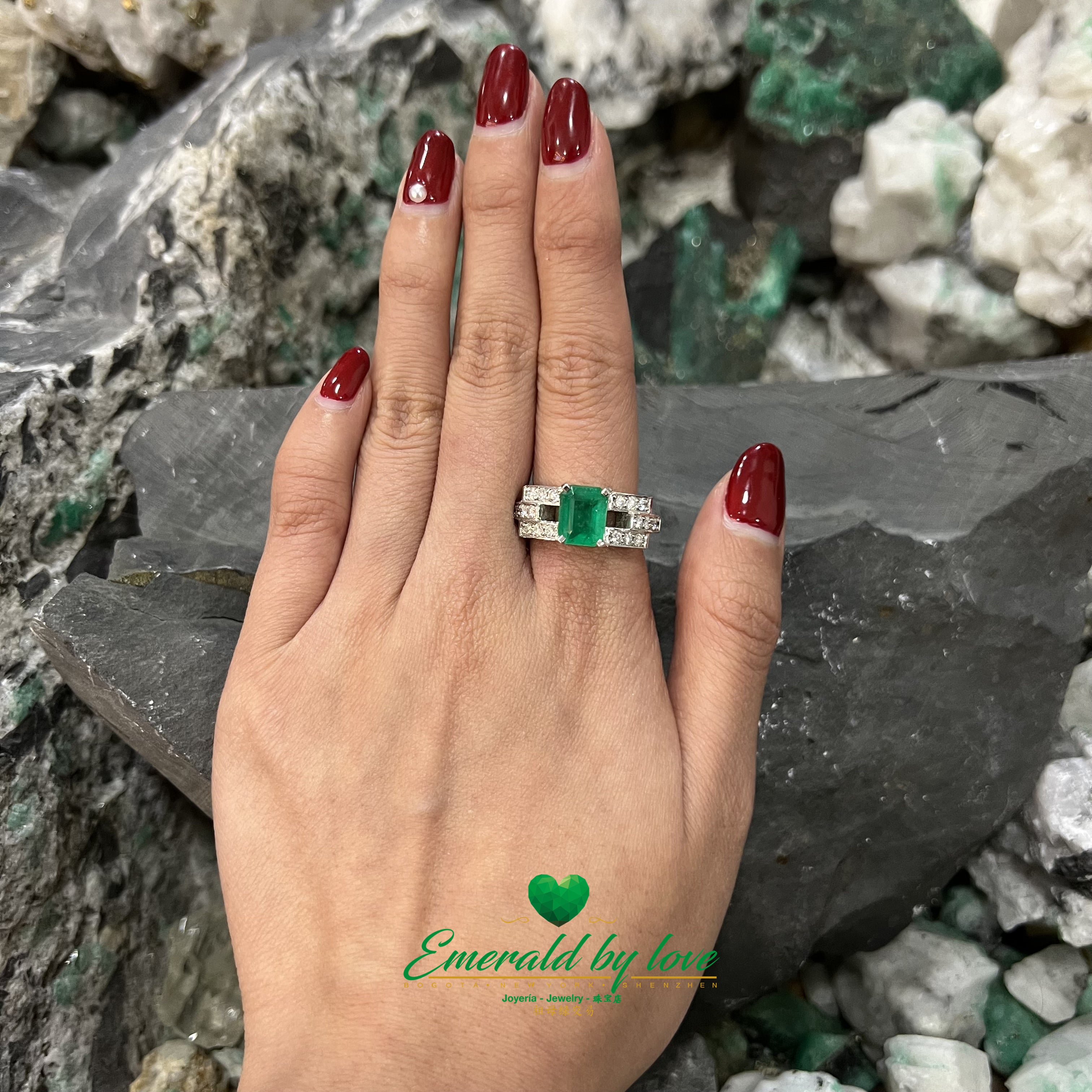 Exclusive Art Deco Colombian Emerald in White Gold