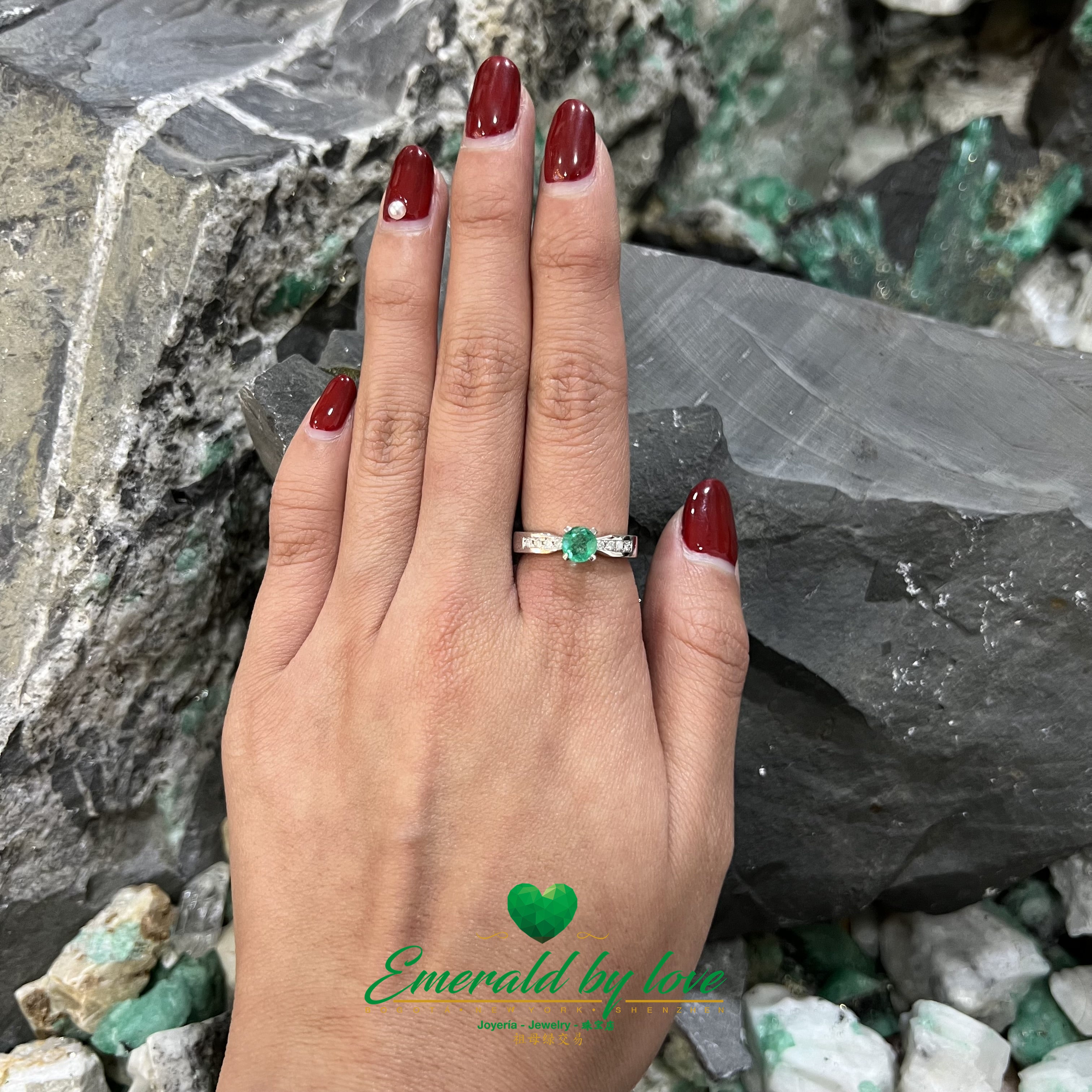 Stylish Colombian Emerald in 18k White Gold Ring