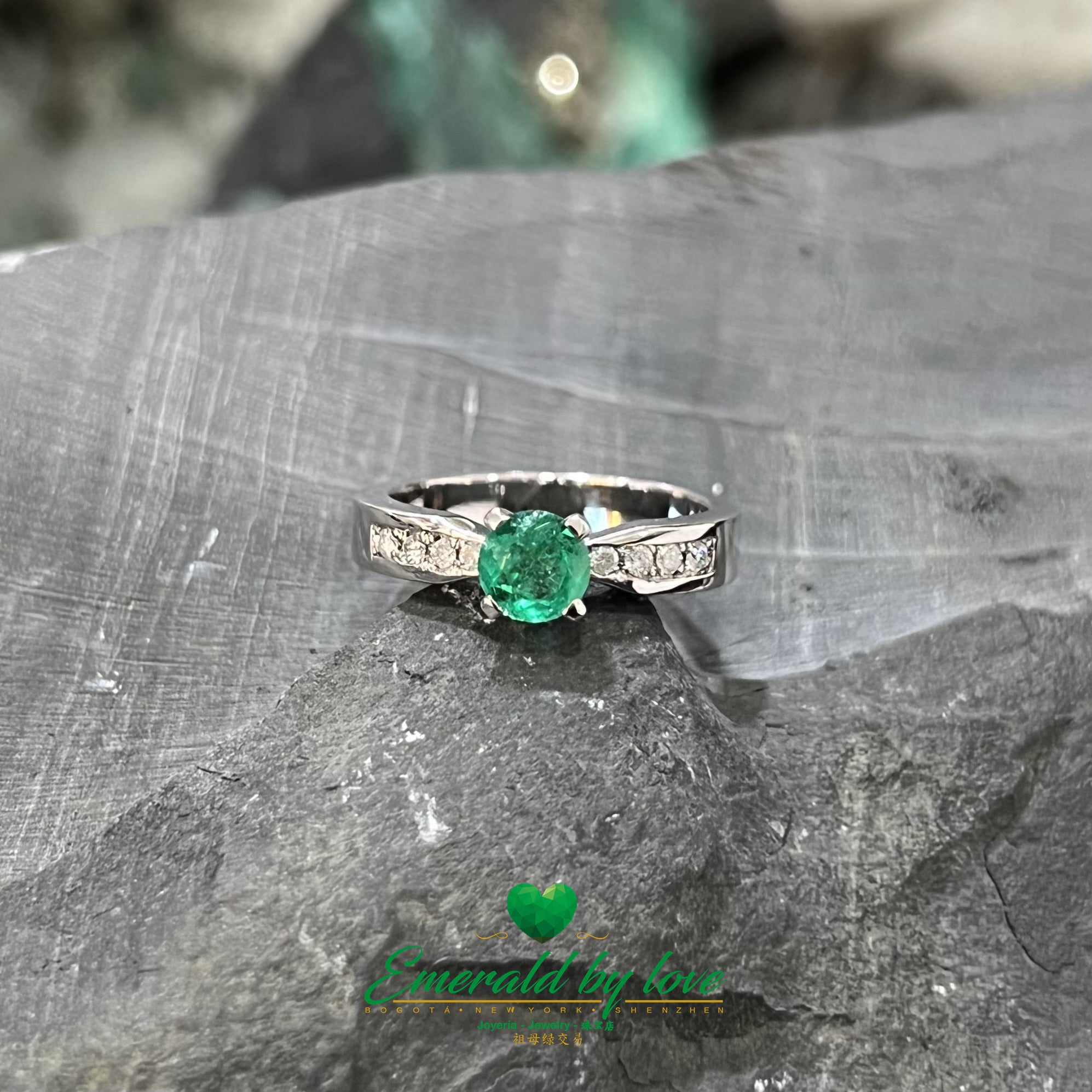 Stylish Colombian Emerald in 18k White Gold Ring