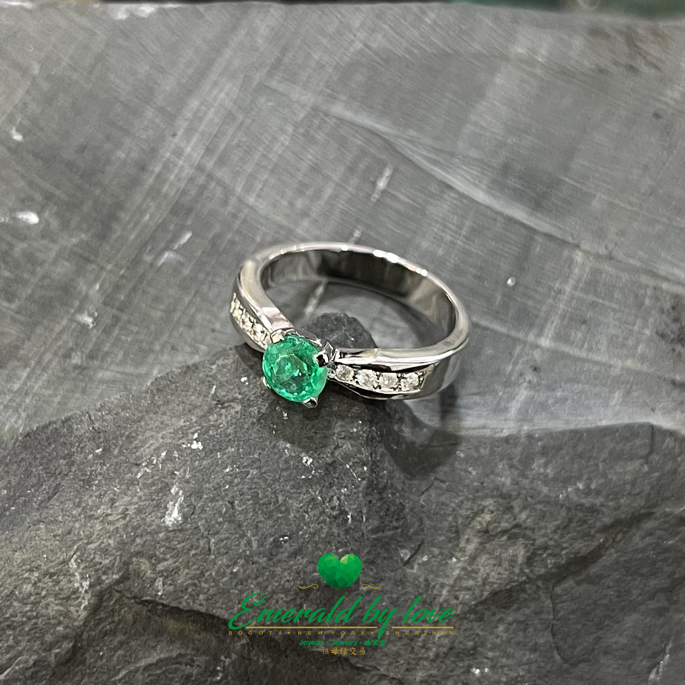 Stylish Colombian Emerald in 18k White Gold Ring