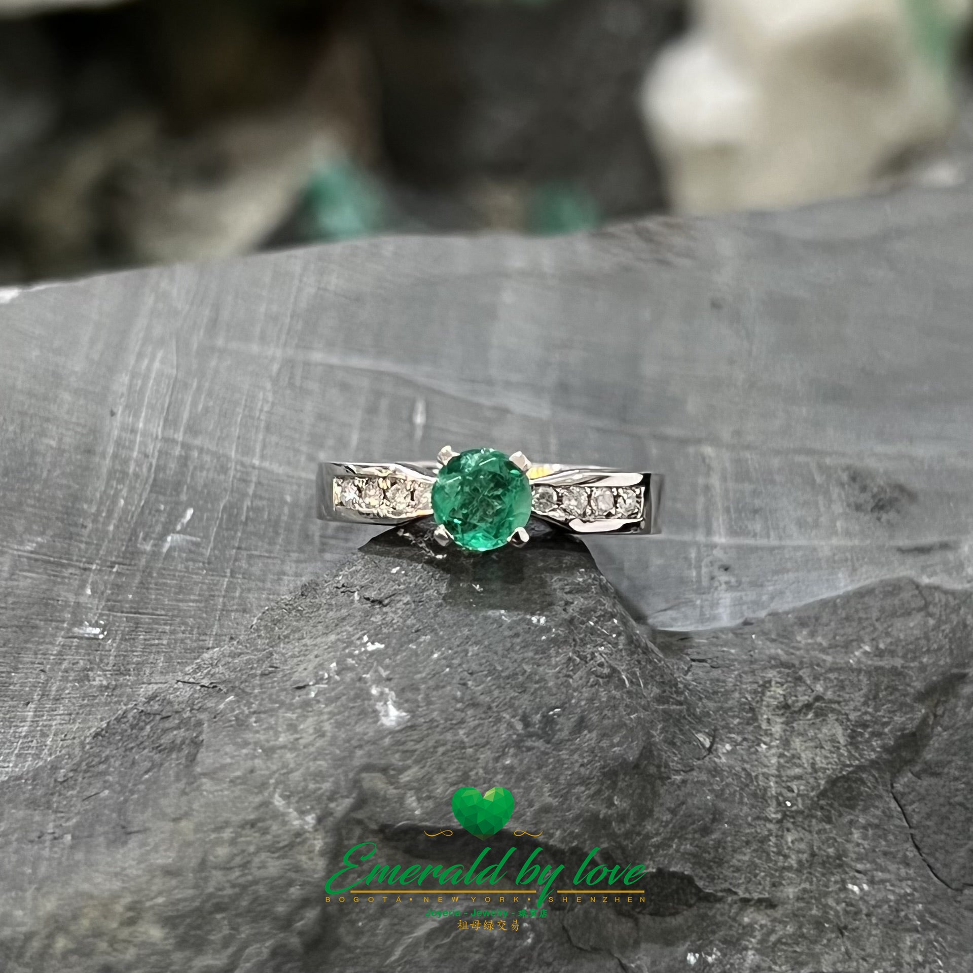 Stylish Colombian Emerald in 18k White Gold Ring