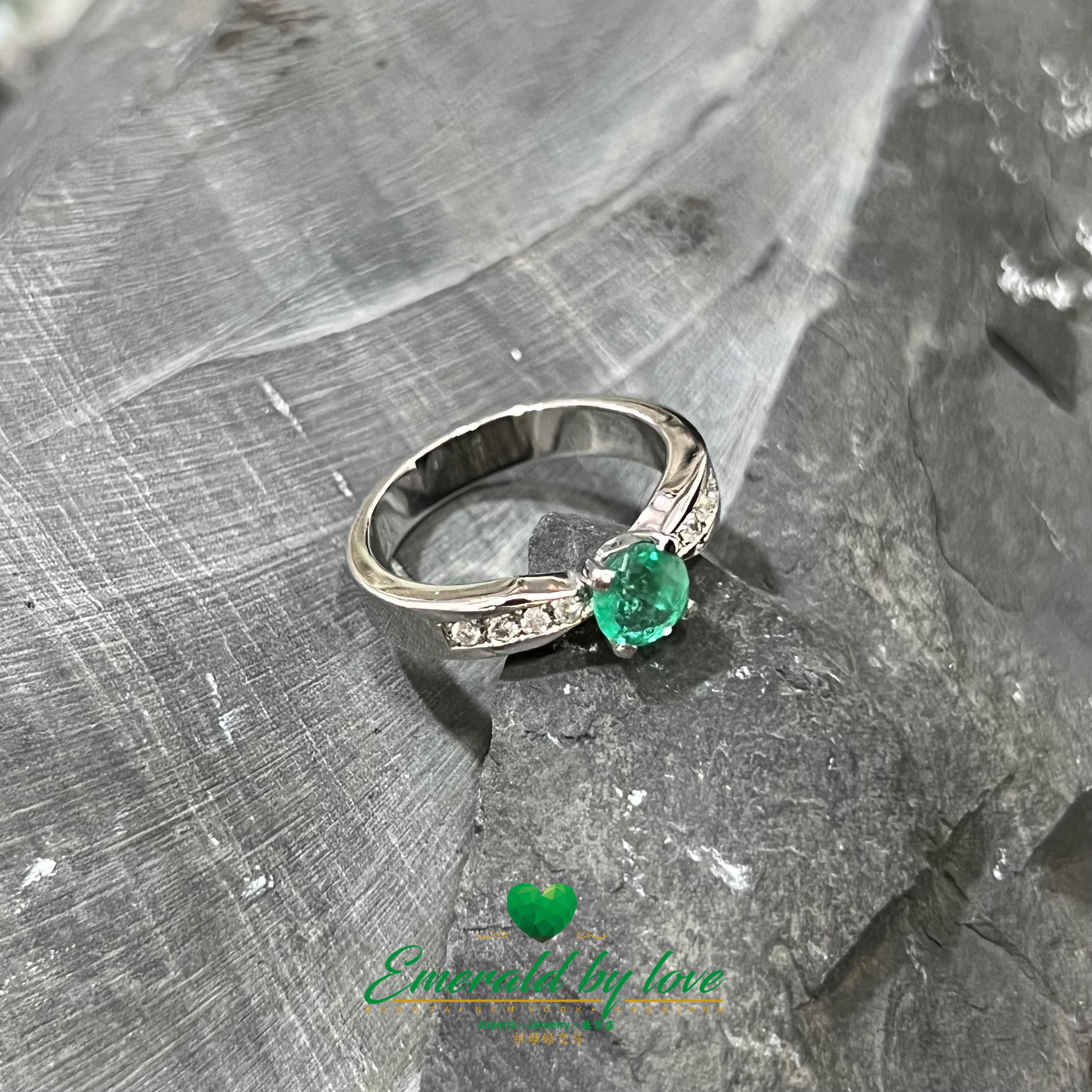 Stylish Colombian Emerald in 18k White Gold Ring