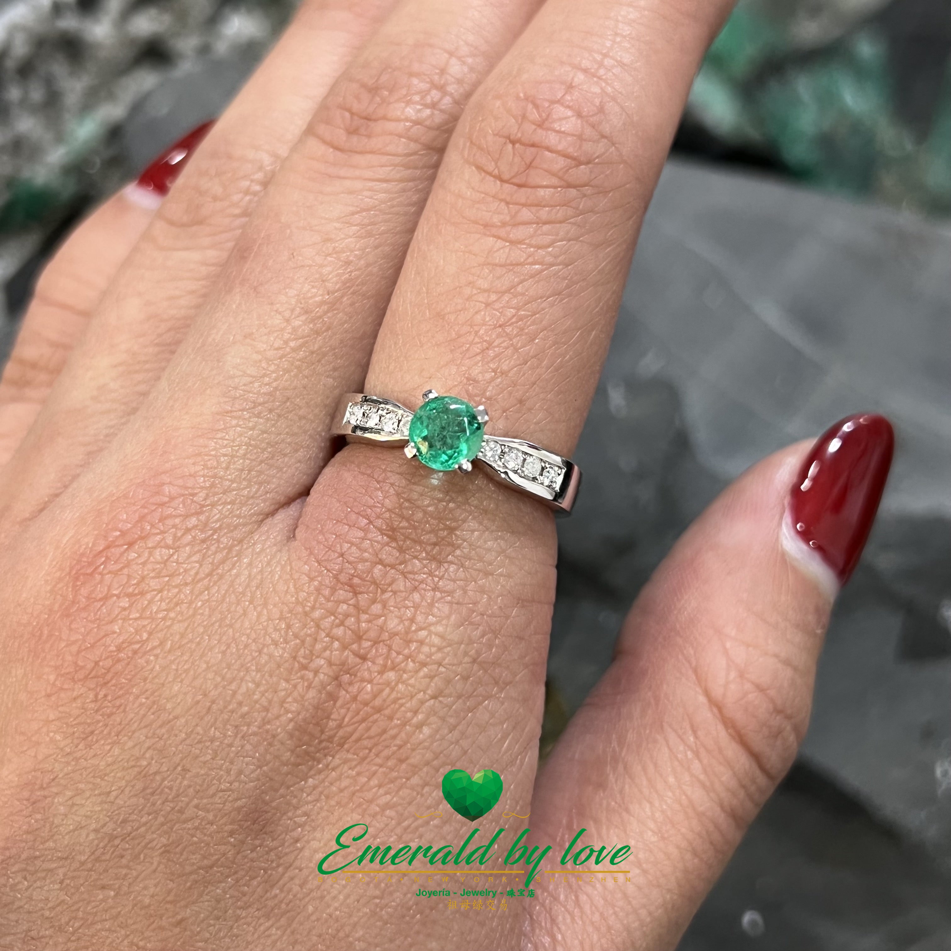 Stylish Colombian Emerald in 18k White Gold Ring