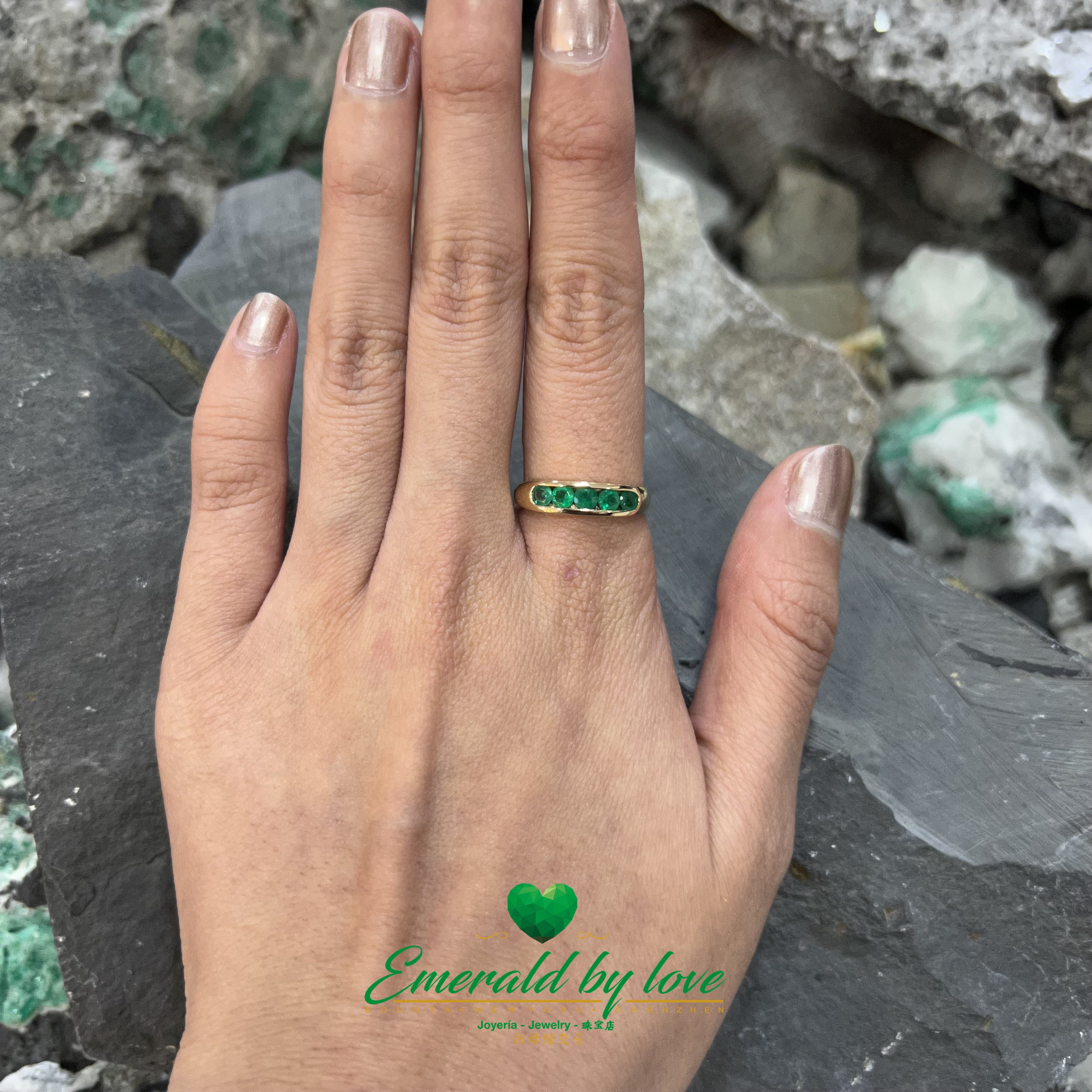Stylish Colombian Emerald in 18k White Gold Ring