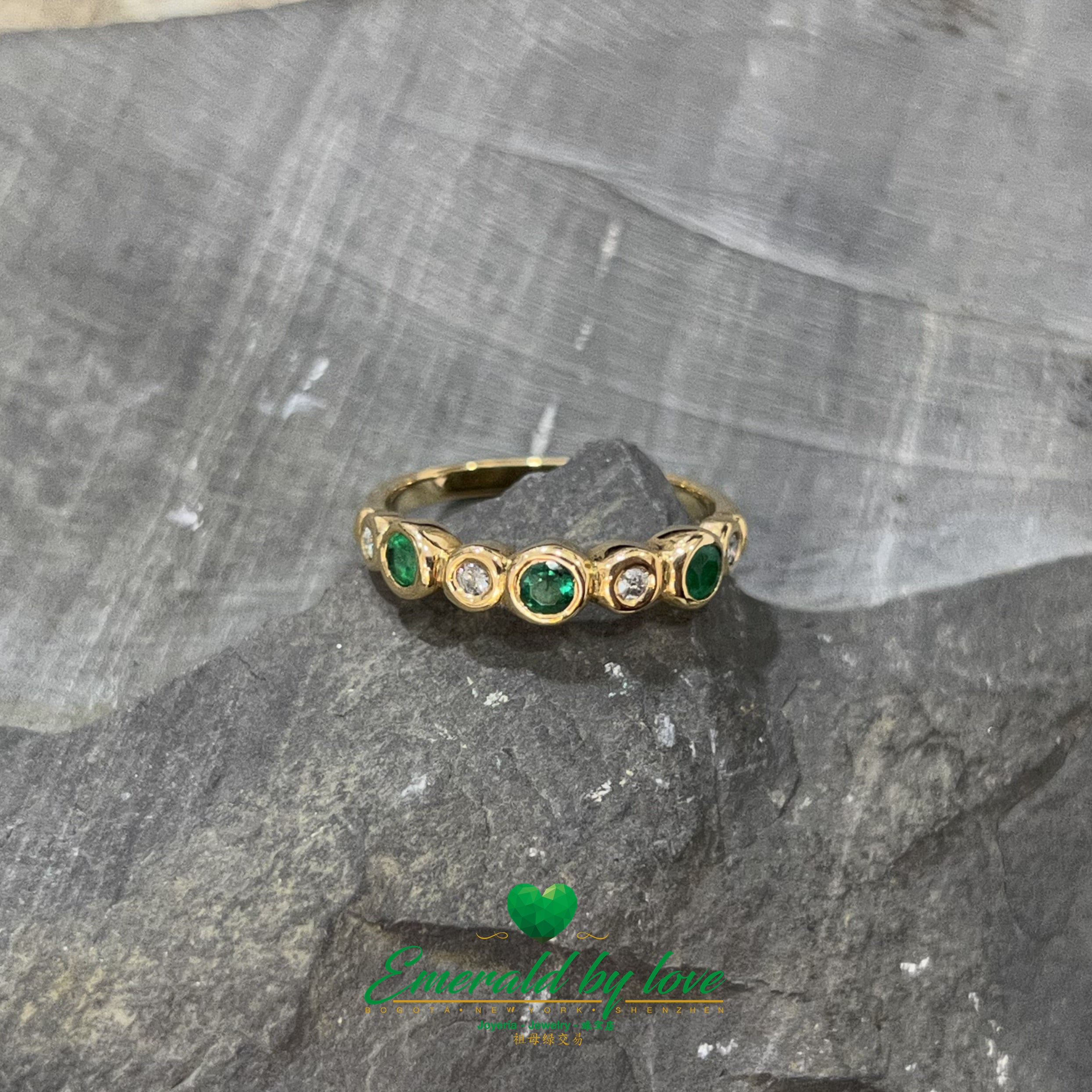 Colombian Emerald band Ring in 18k Yellow Gold