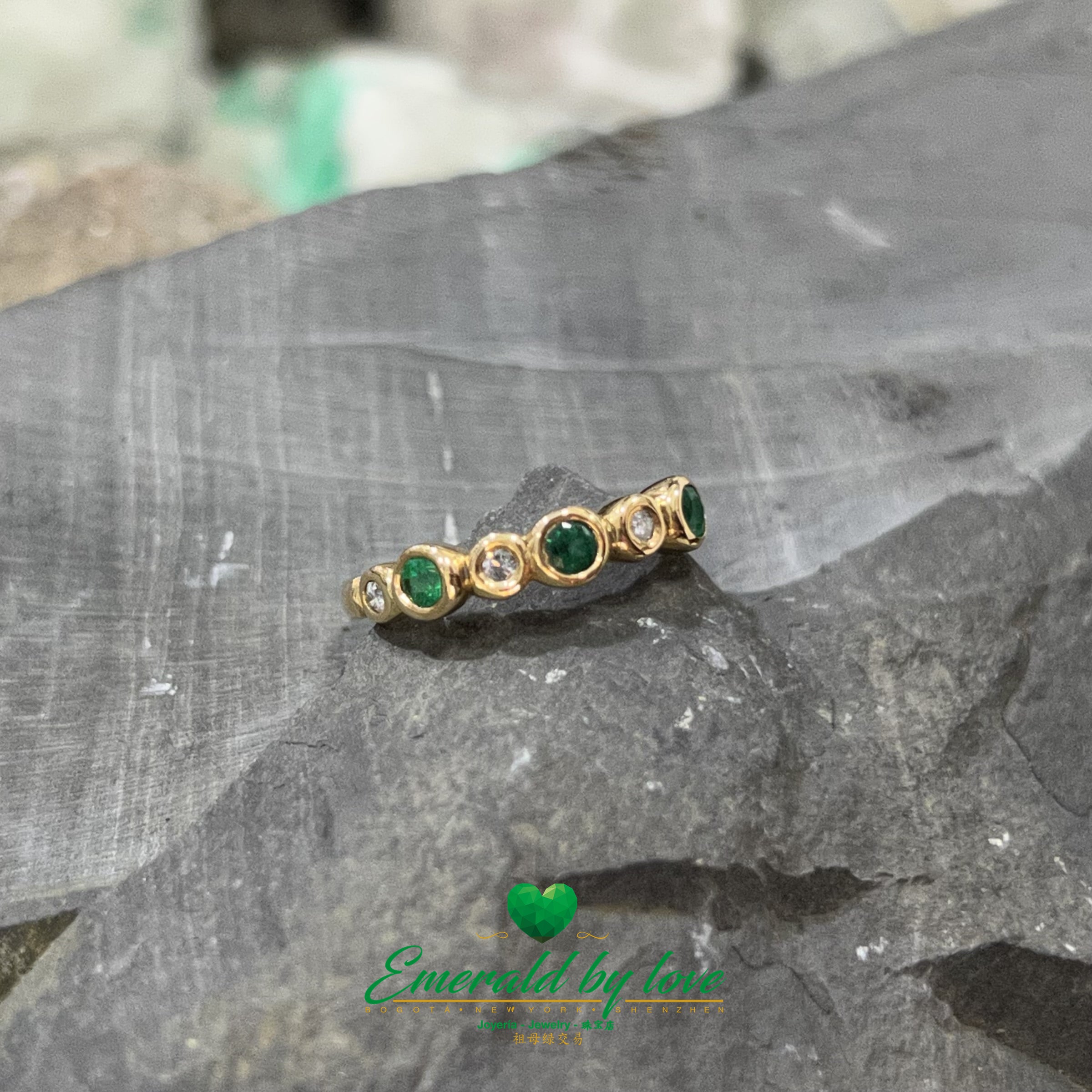 Colombian Emerald band Ring in 18k Yellow Gold