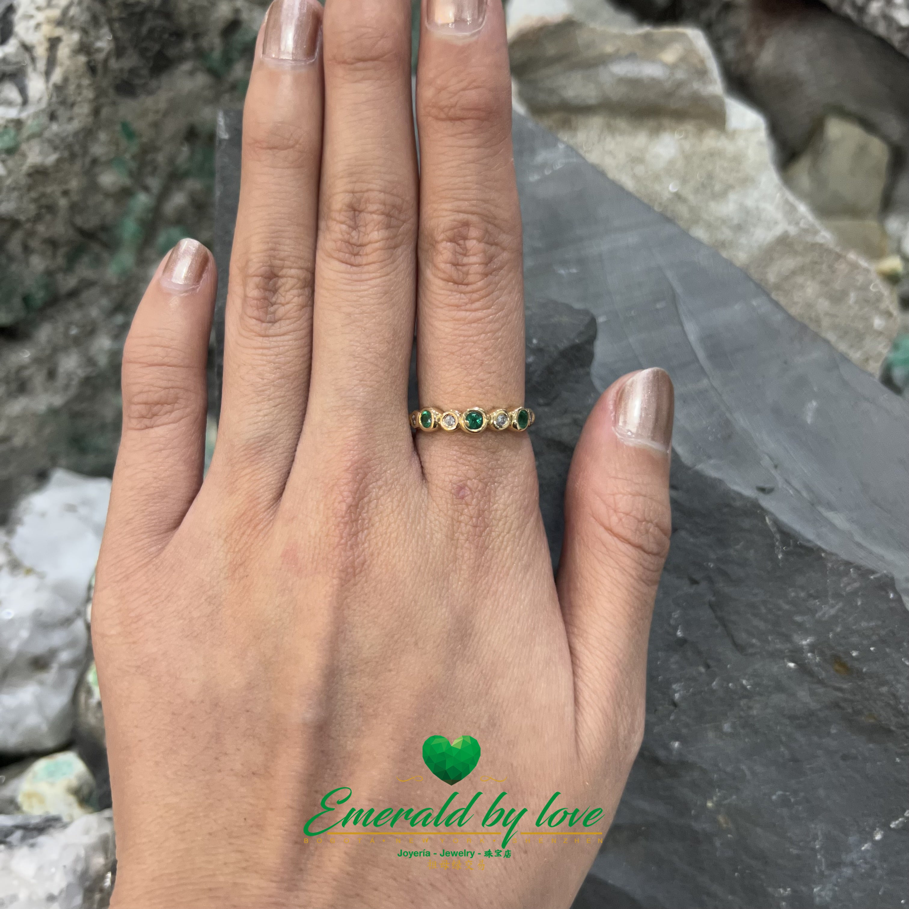 Colombian Emerald band Ring in 18k Yellow Gold