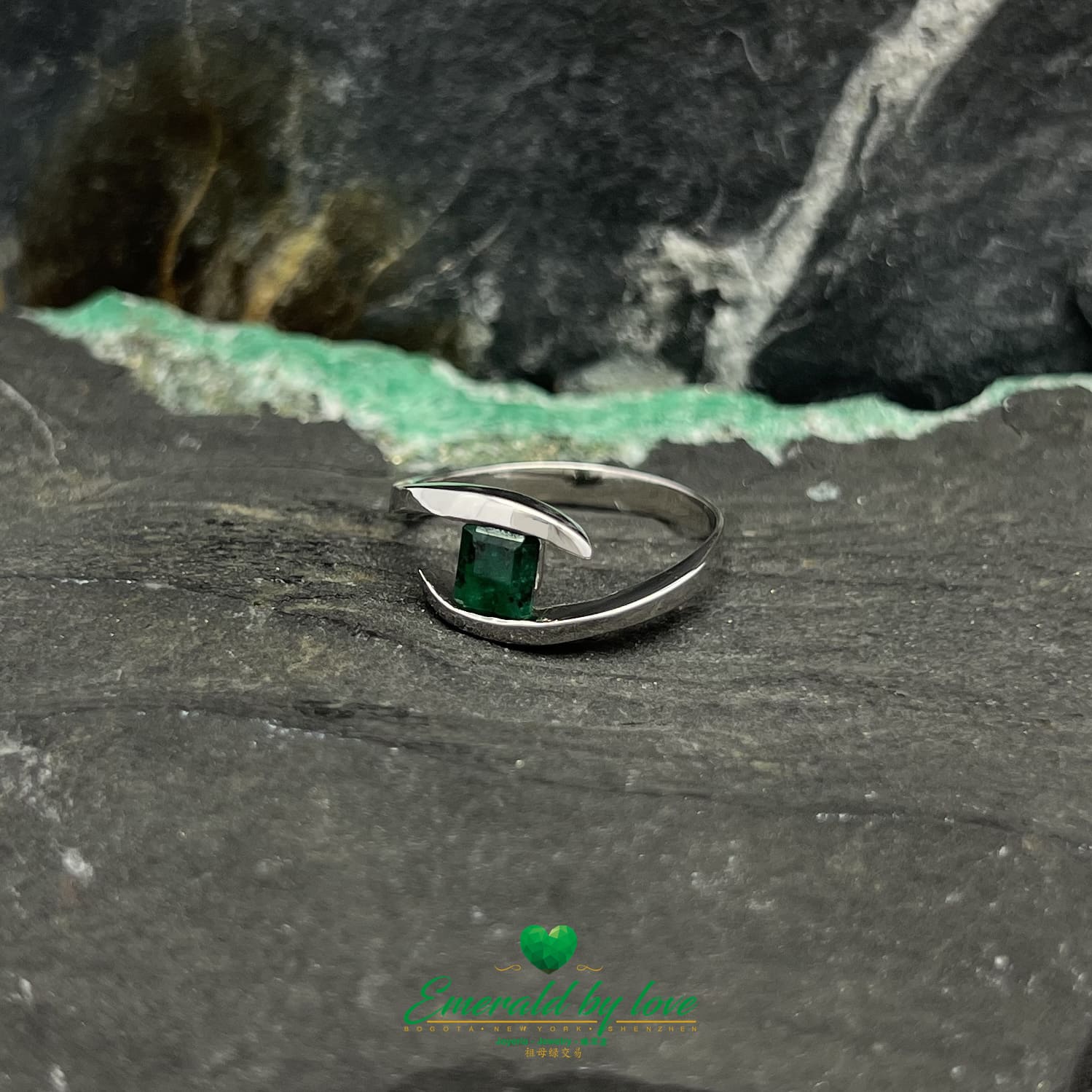 Sleek White Gold Ring with Diagonal Band and Square-Cut Emerald