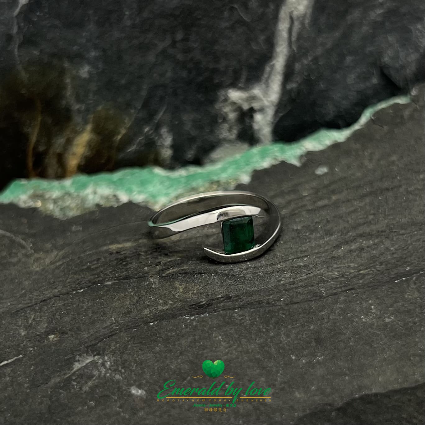 Sleek White Gold Ring with Diagonal Band and Square-Cut Emerald