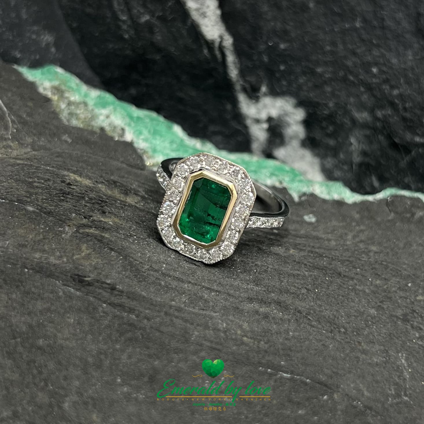 Anillo con engaste de bisel de esmeralda rectangular y halo de diamantes en oro blanco