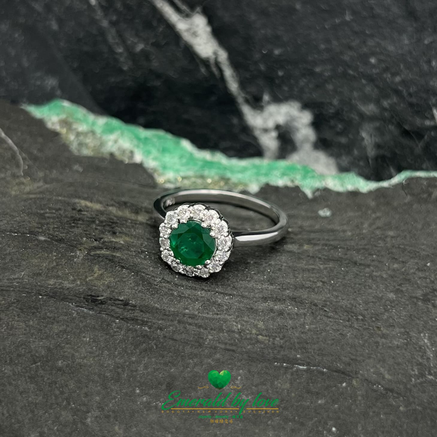 Bague émeraude marquise en or blanc avec émeraude ronde vert foncé et entourage de diamants