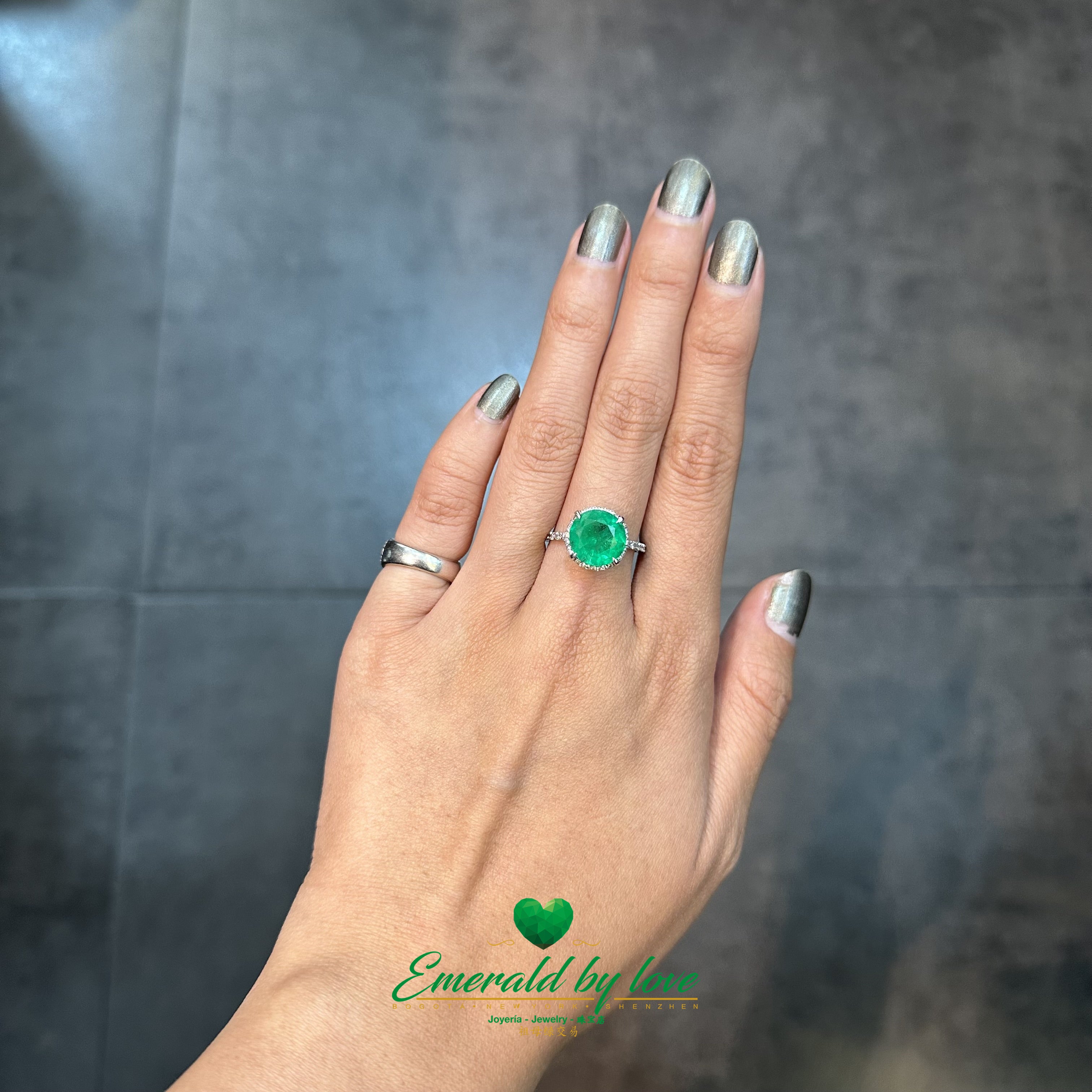 Luxurious White Gold Ring with Colombian Emerald & Diamond Accents