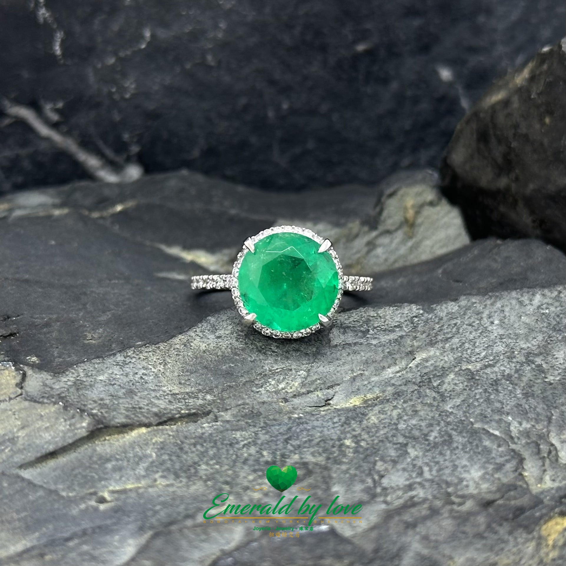 Luxurious White Gold Ring with Colombian Emerald & Diamond Accents