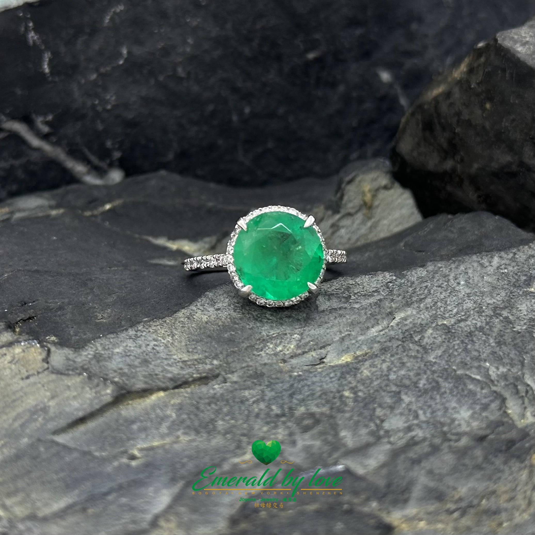 Luxurious White Gold Ring with Colombian Emerald & Diamond Accents