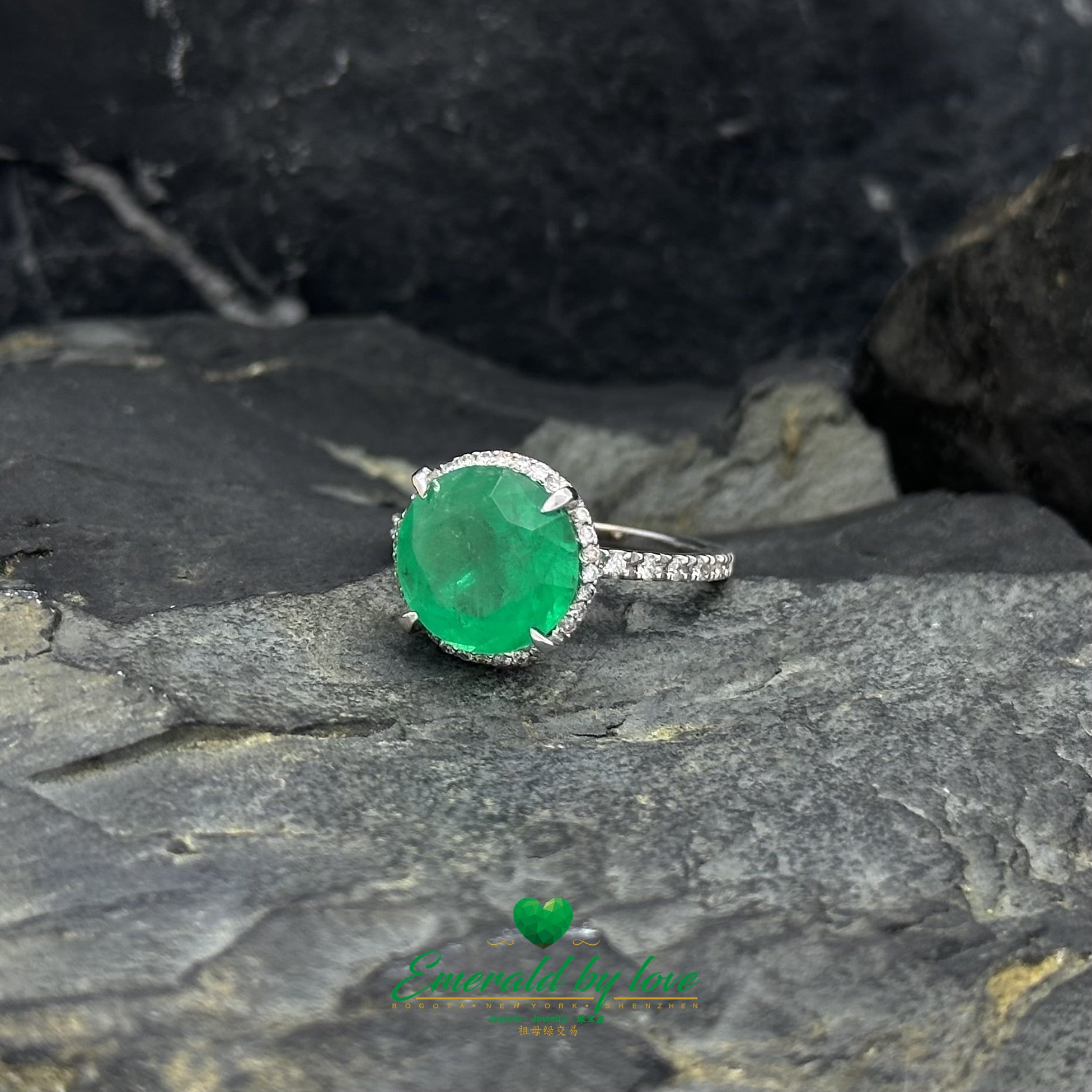 Luxurious White Gold Ring with Colombian Emerald & Diamond Accents