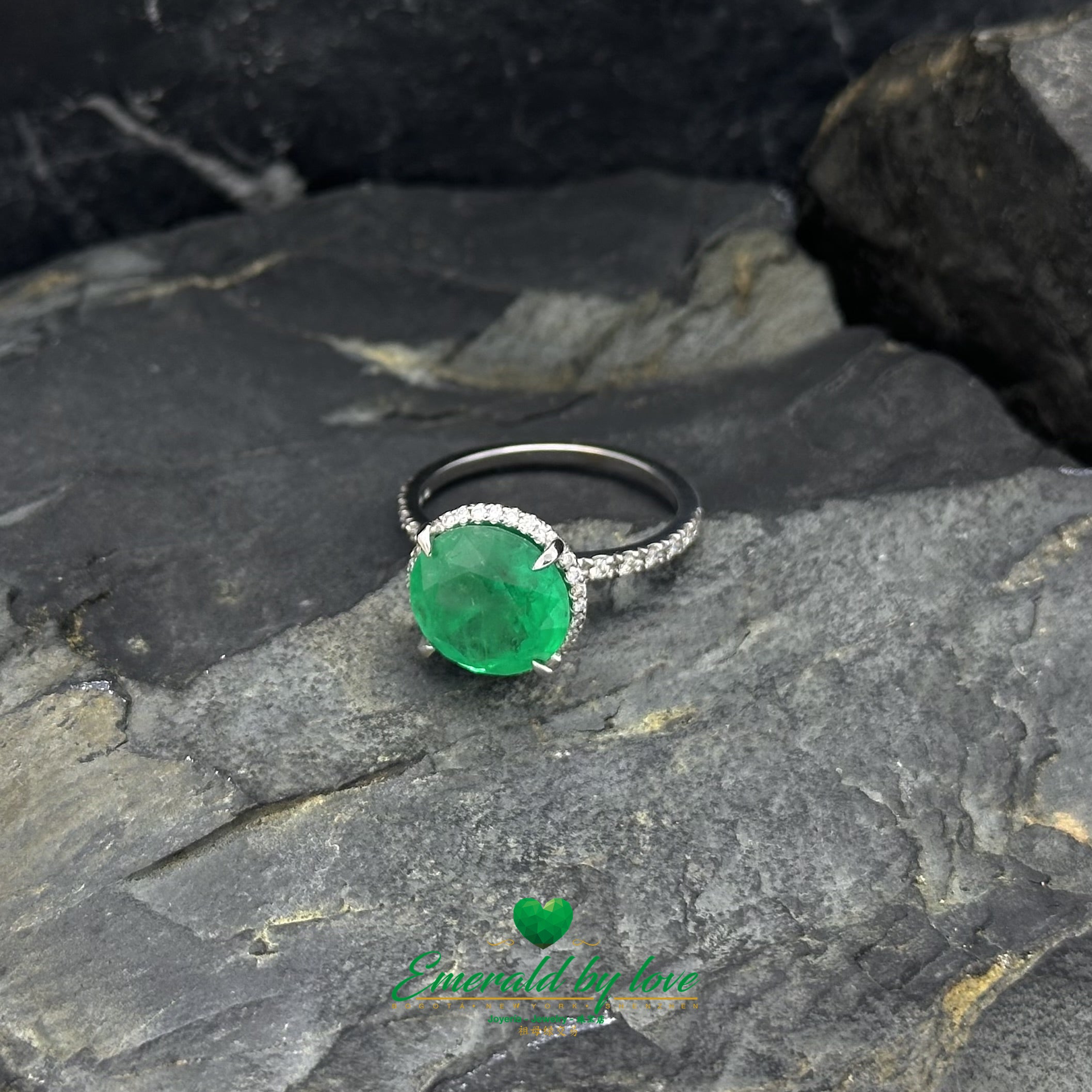 Luxurious White Gold Ring with Colombian Emerald & Diamond Accents