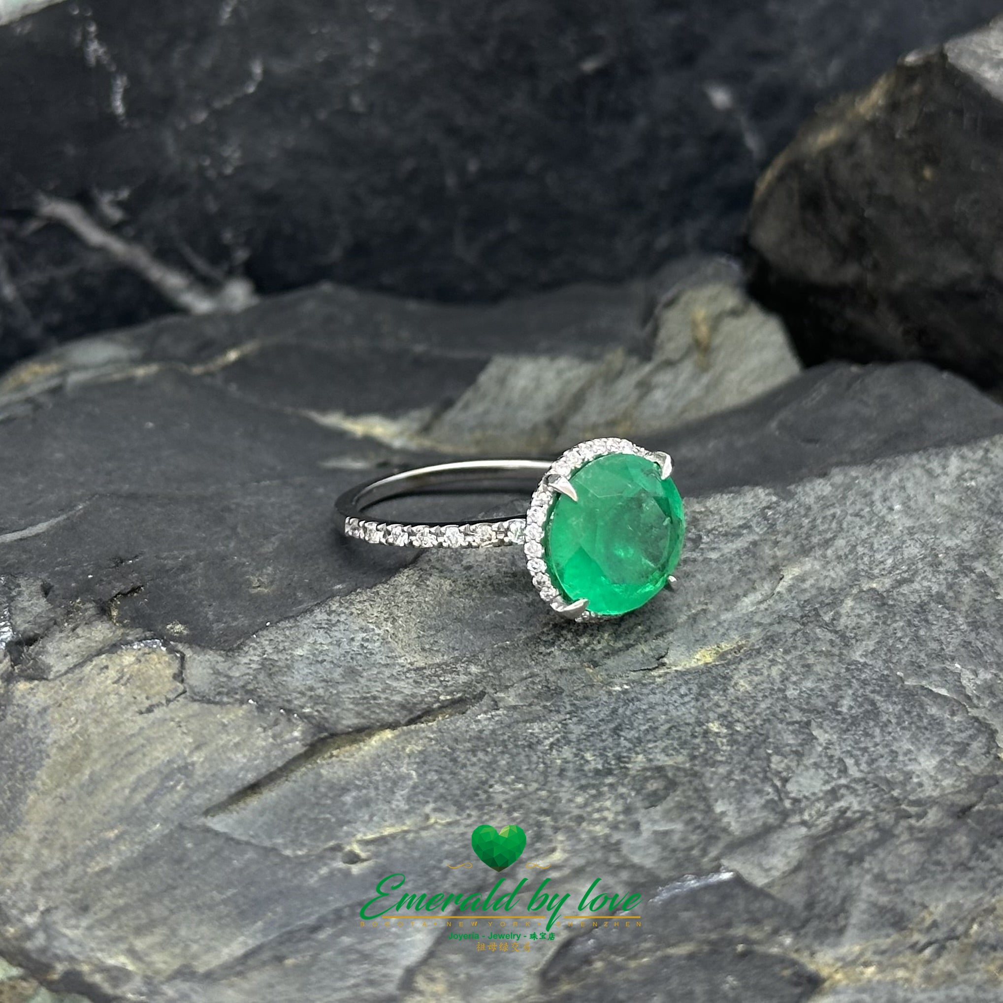 Luxurious White Gold Ring with Colombian Emerald & Diamond Accents