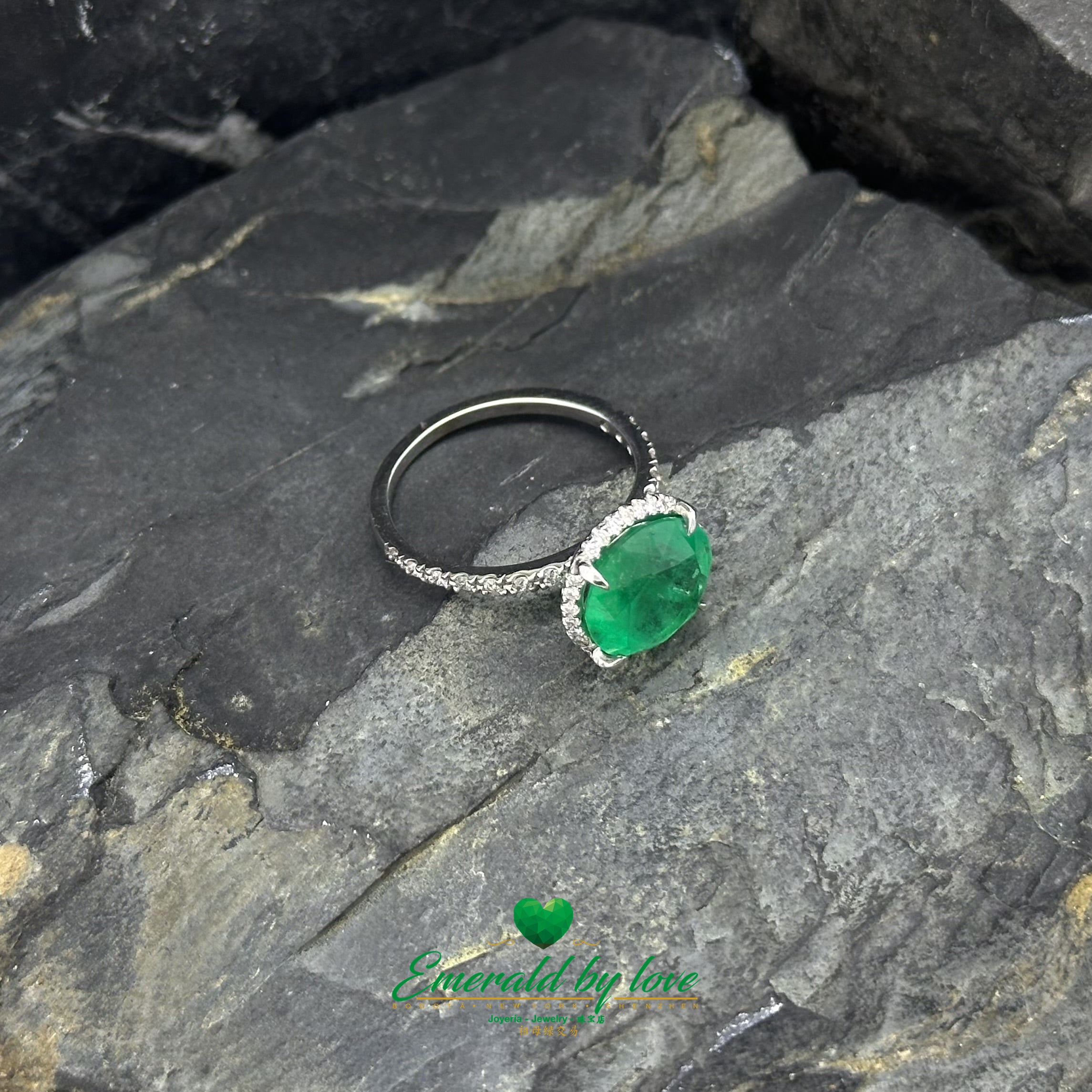 Luxurious White Gold Ring with Colombian Emerald & Diamond Accents