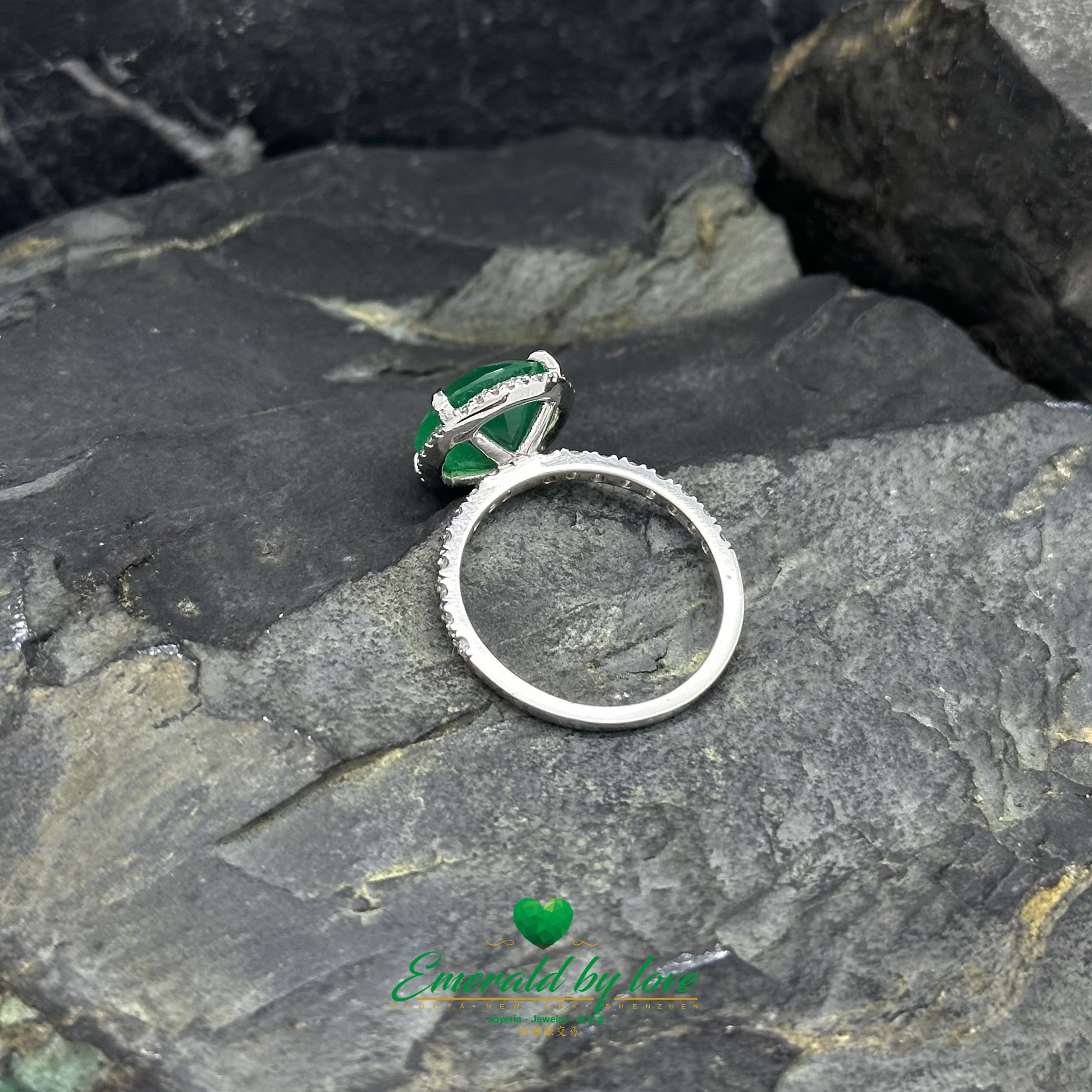 Luxurious White Gold Ring with Colombian Emerald & Diamond Accents