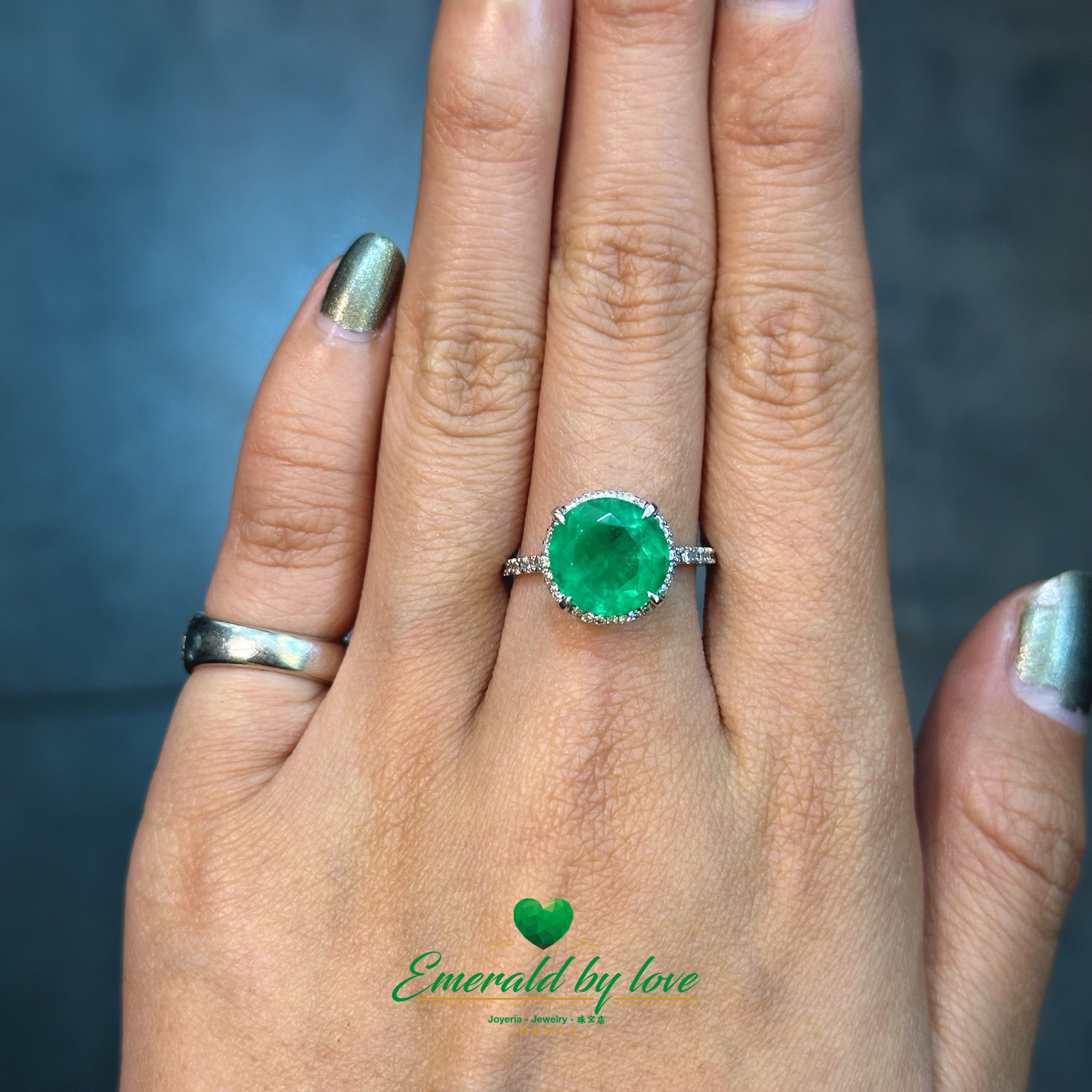 Luxurious White Gold Ring with Colombian Emerald & Diamond Accents