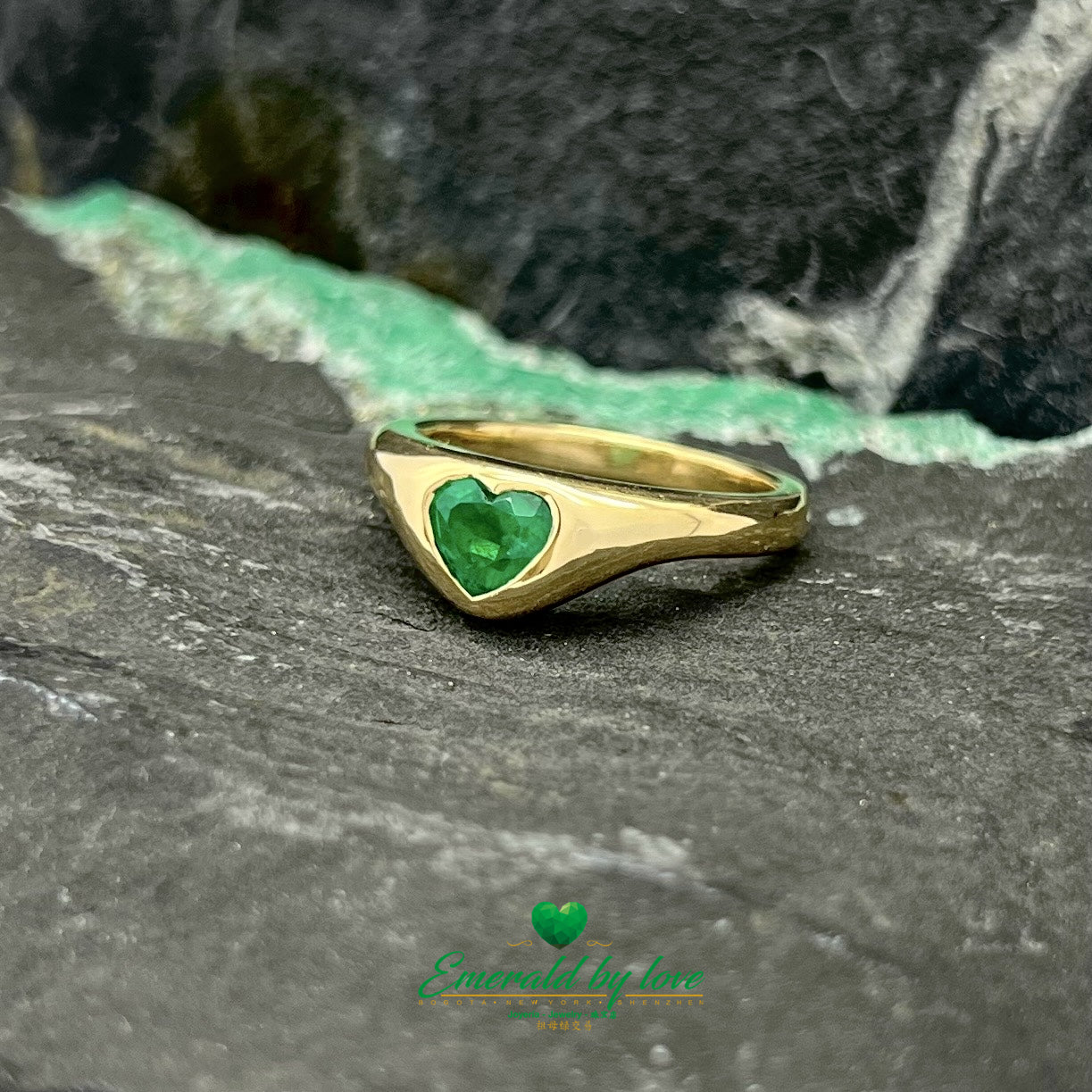 Anillo de oro amarillo con bisel de esmeralda en forma de corazón