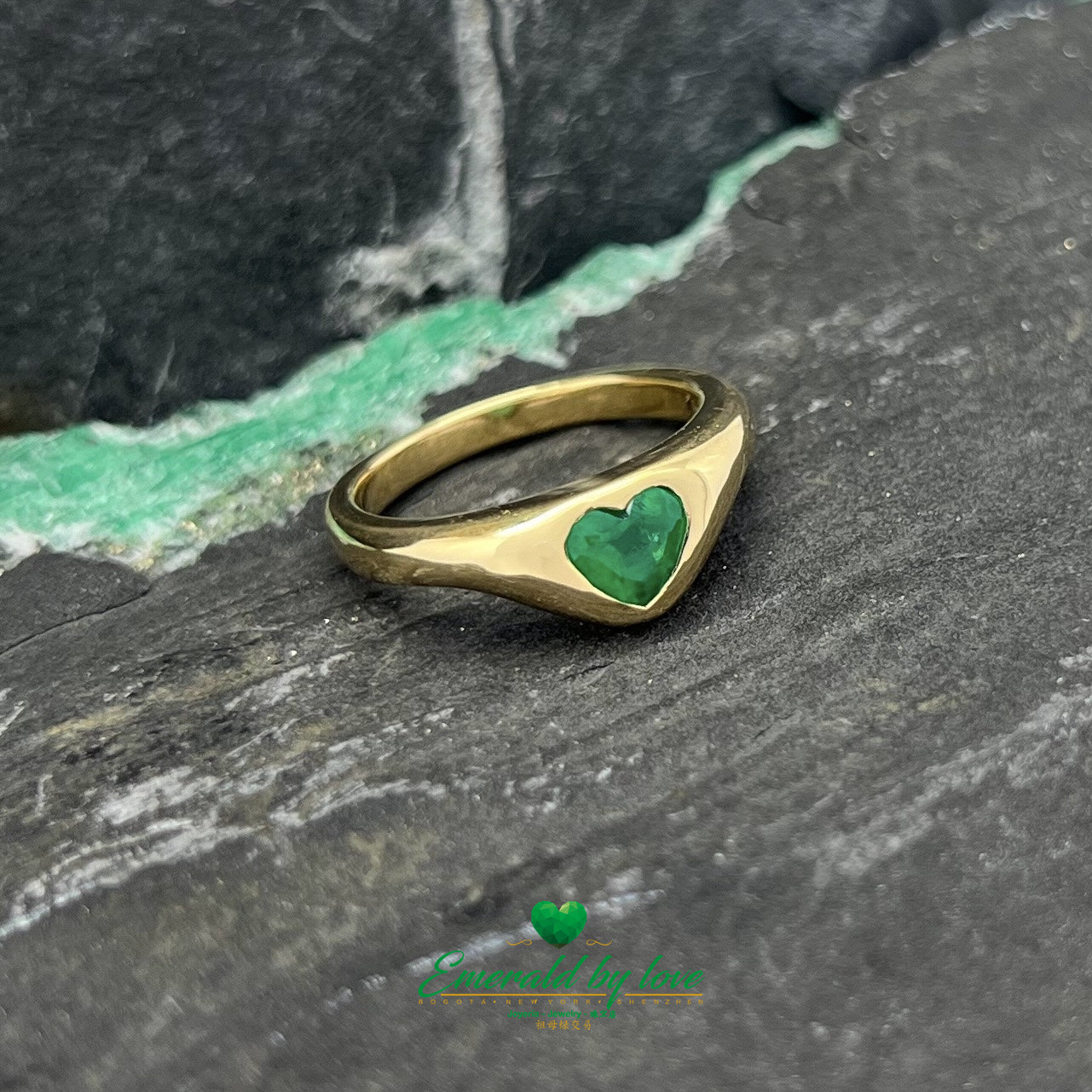 Anillo de oro amarillo con bisel de esmeralda en forma de corazón