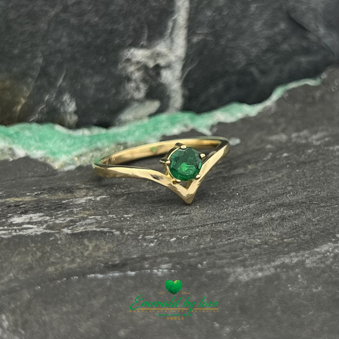 Round Emerald Yellow Gold V-Shaped Ring: Elegant Design for Timeless Sophistication