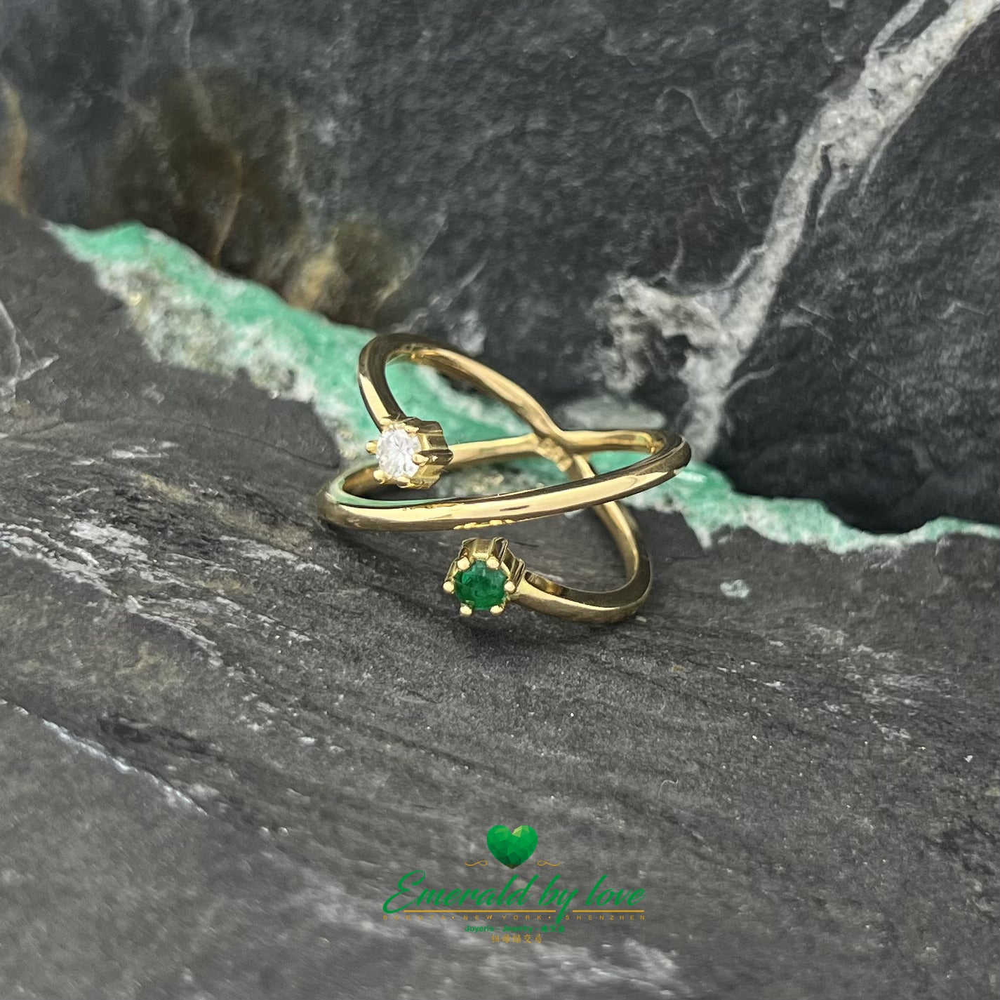 Atomic Elegance: Yellow Gold Ring with Round Emerald and Diamond Atom Design