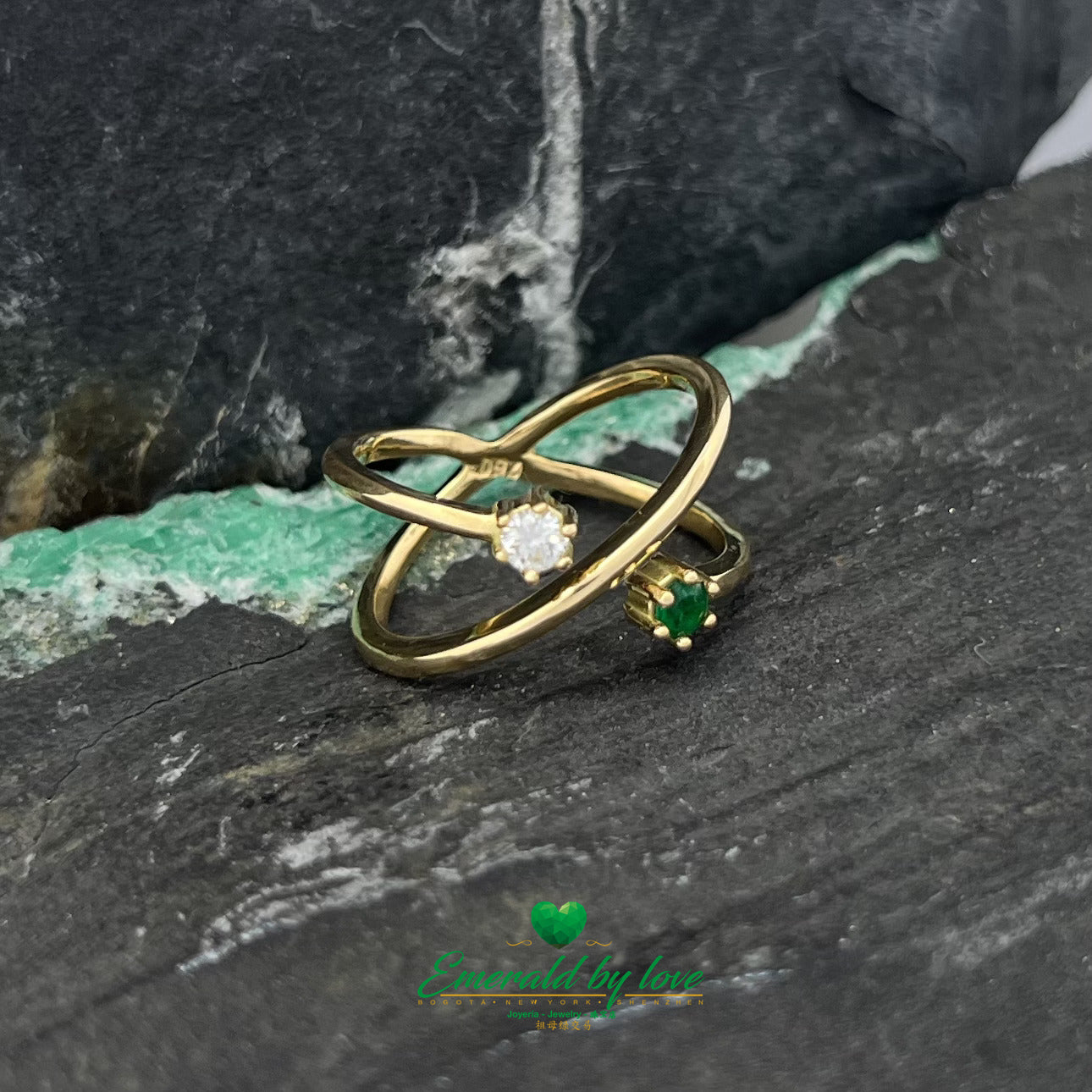 Atomic Elegance: Yellow Gold Ring with Round Emerald and Diamond Atom Design