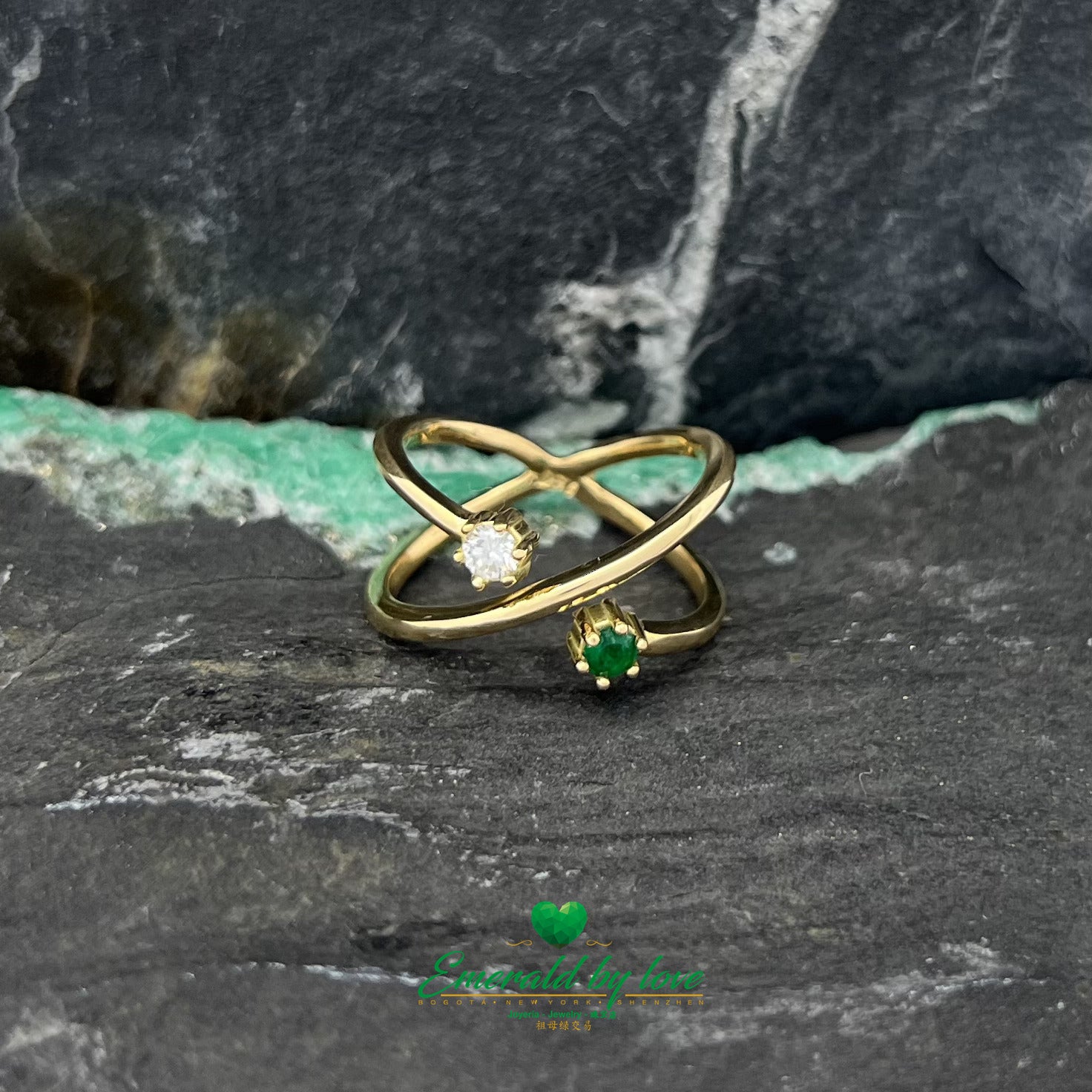 Atomic Elegance: Yellow Gold Ring with Round Emerald and Diamond Atom Design