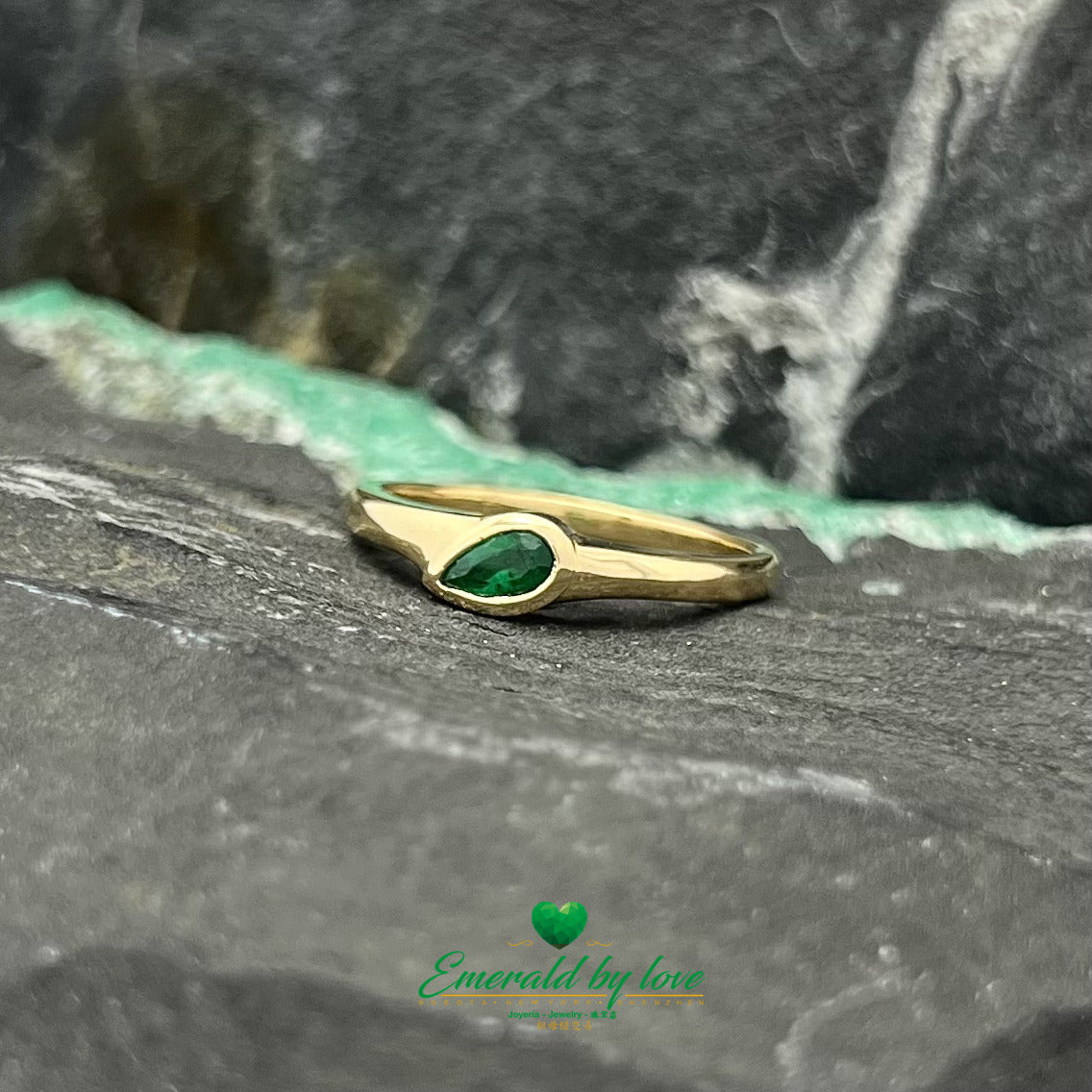 Elegancia minimalista: anillo con bisel de esmeralda en forma de pera lateral