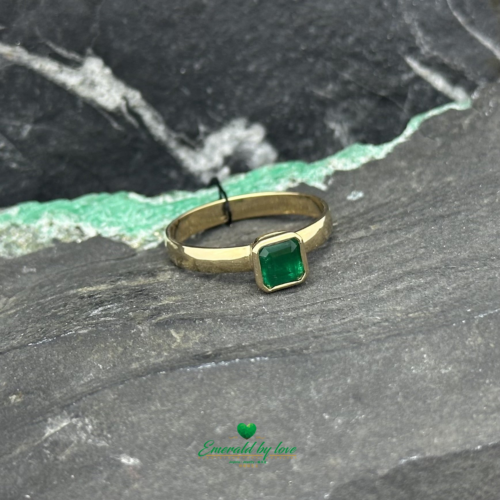 Refined Yellow Gold Ring with 0.64 ct Square Bezel-Set Emerald