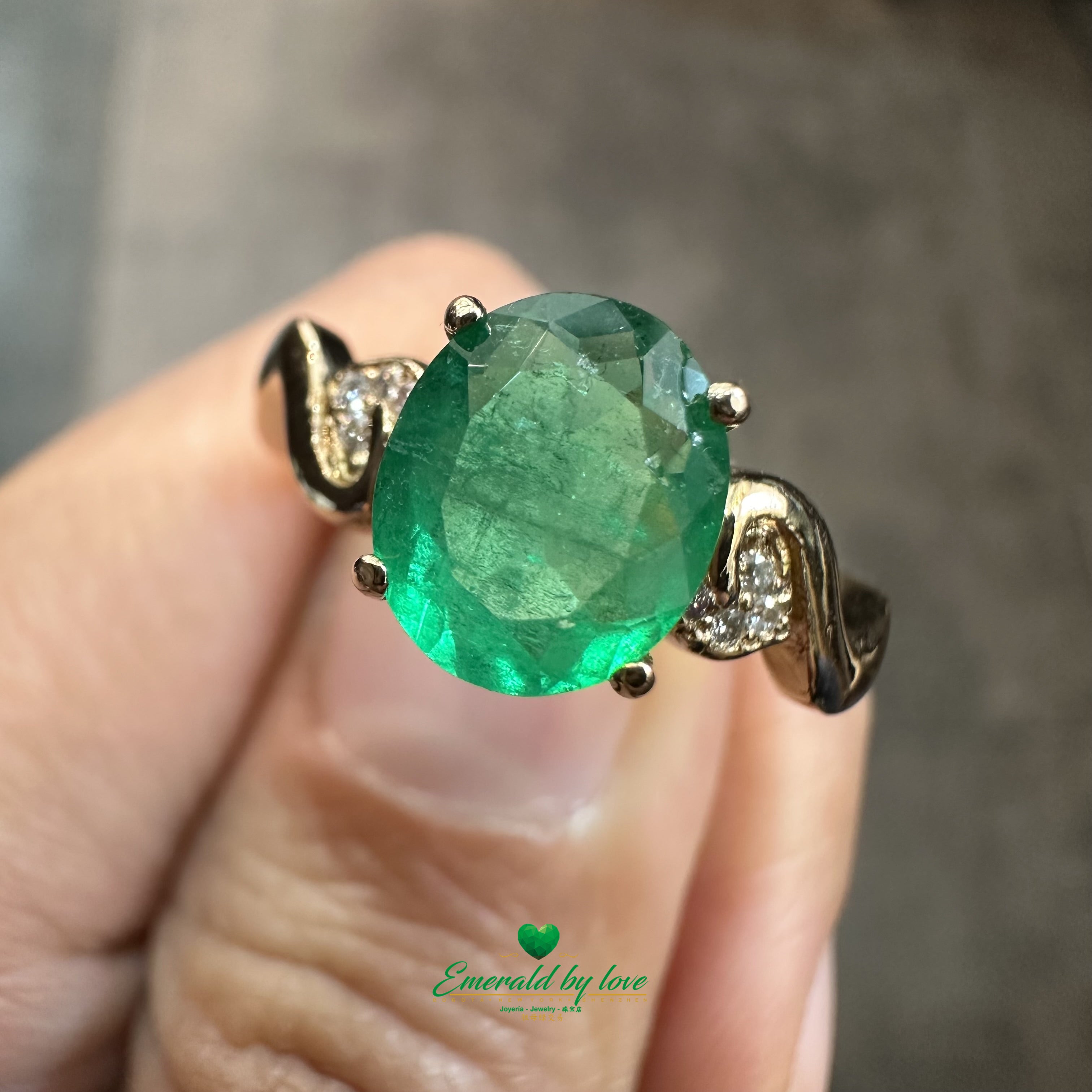 Anillo de oro rosa detallado con esmeralda ovalada central y filigrana con detalles de diamantes 