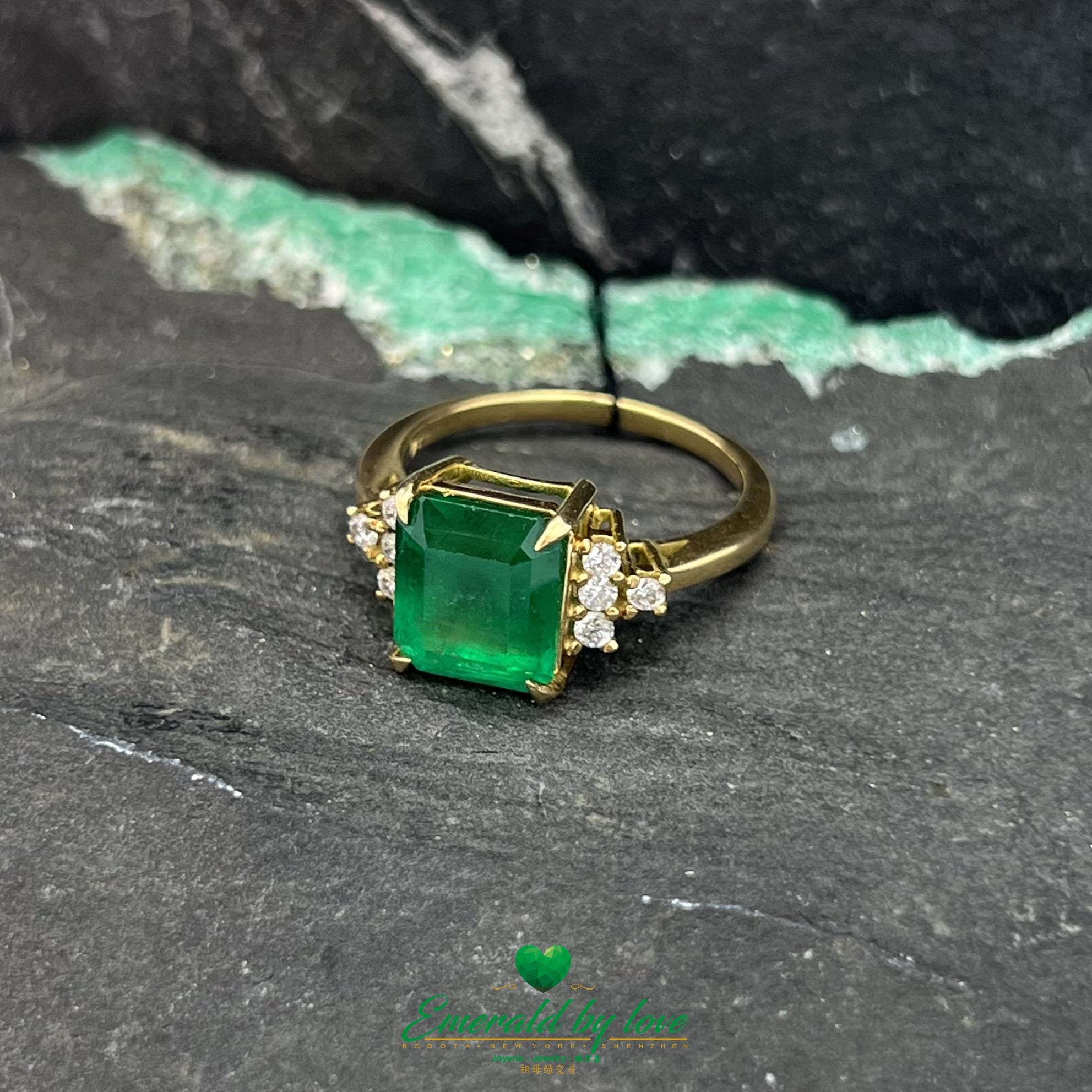 Majestuoso anillo de oro amarillo con detalles de diamantes y esmeraldas cuadradas de 3,4 ct 